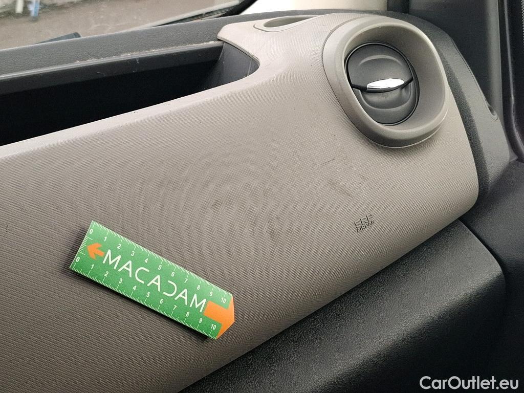  Renault  Trafic RENAULT  4p Combi Zen L2 Energy dCi 125 #32