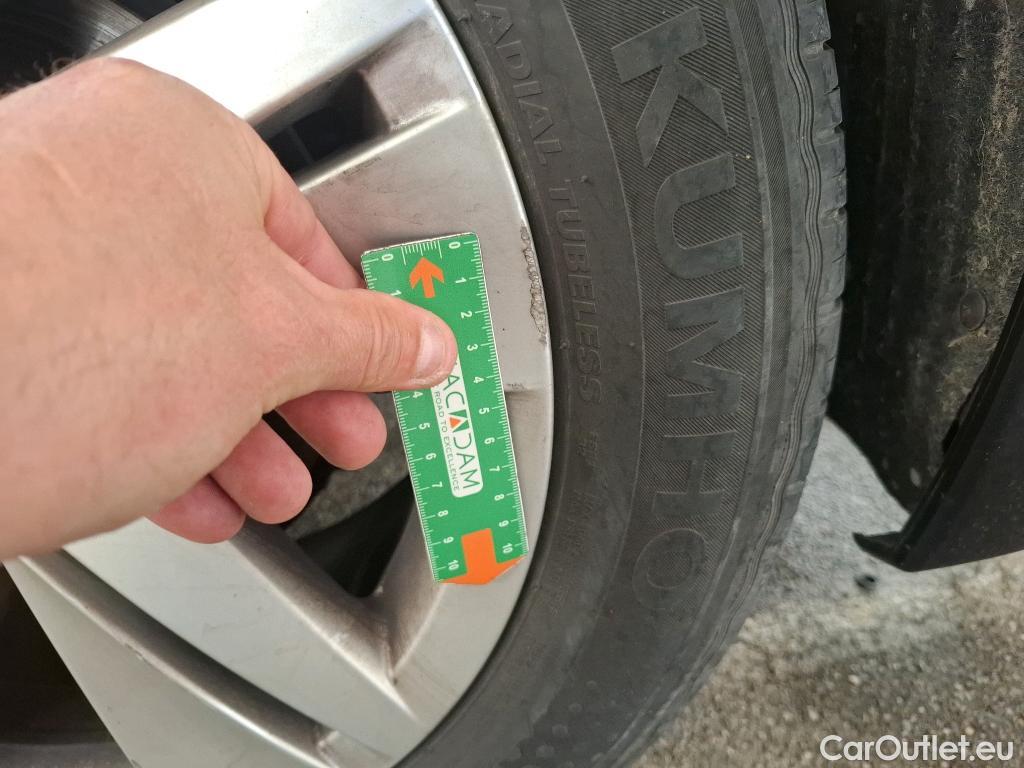  Volkswagen  Golf  VOLKSWAGEN / 2020 / 5P / Berline 2.0 TDI SCR 115 DSG7 Life Busi 1st #4