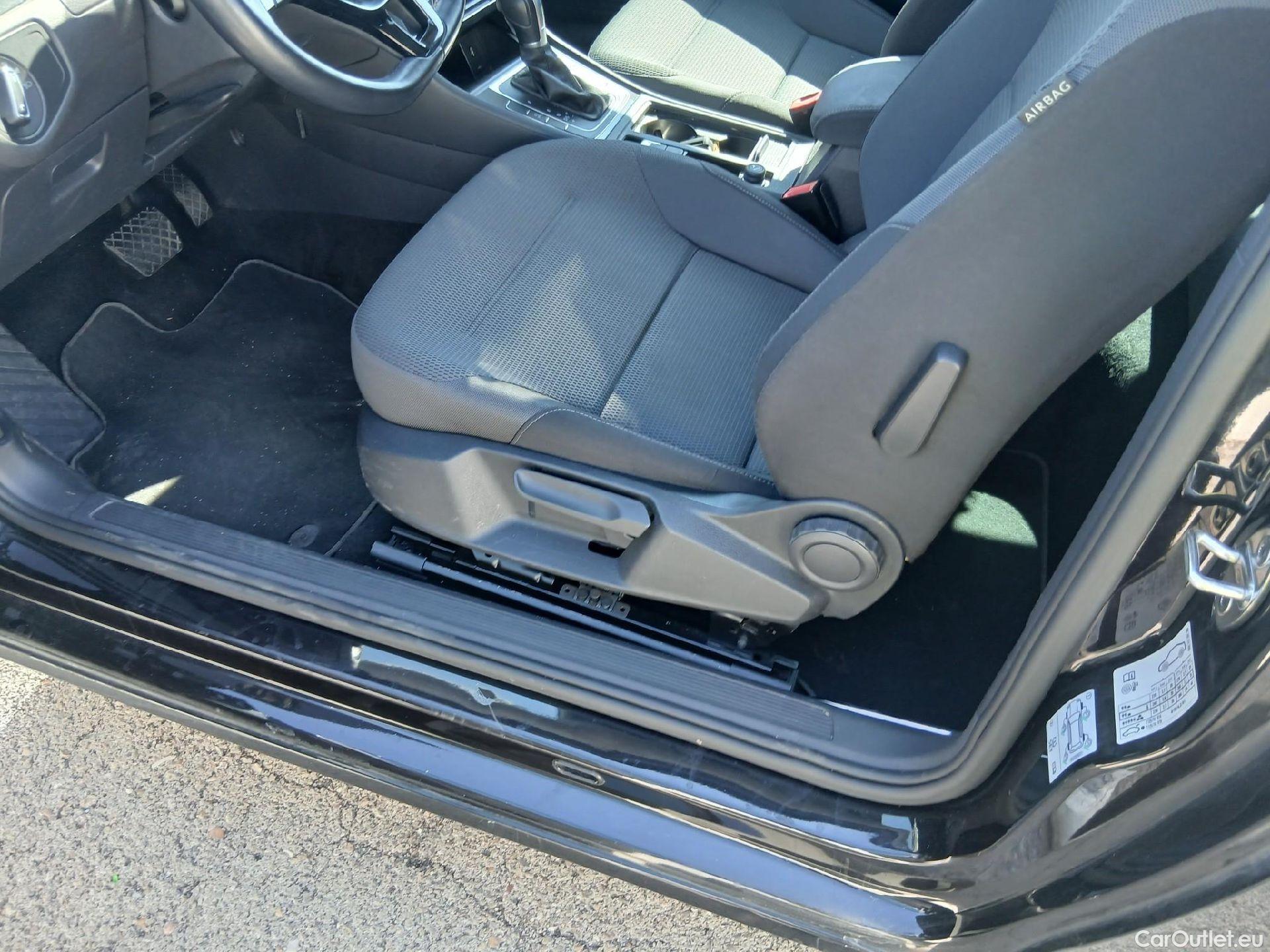  Volkswagen  Golf  VOLKSWAGEN / 2016 / 3P / berlina con portón Advance 2.0 TDI 110kW (150CV) DSG #24