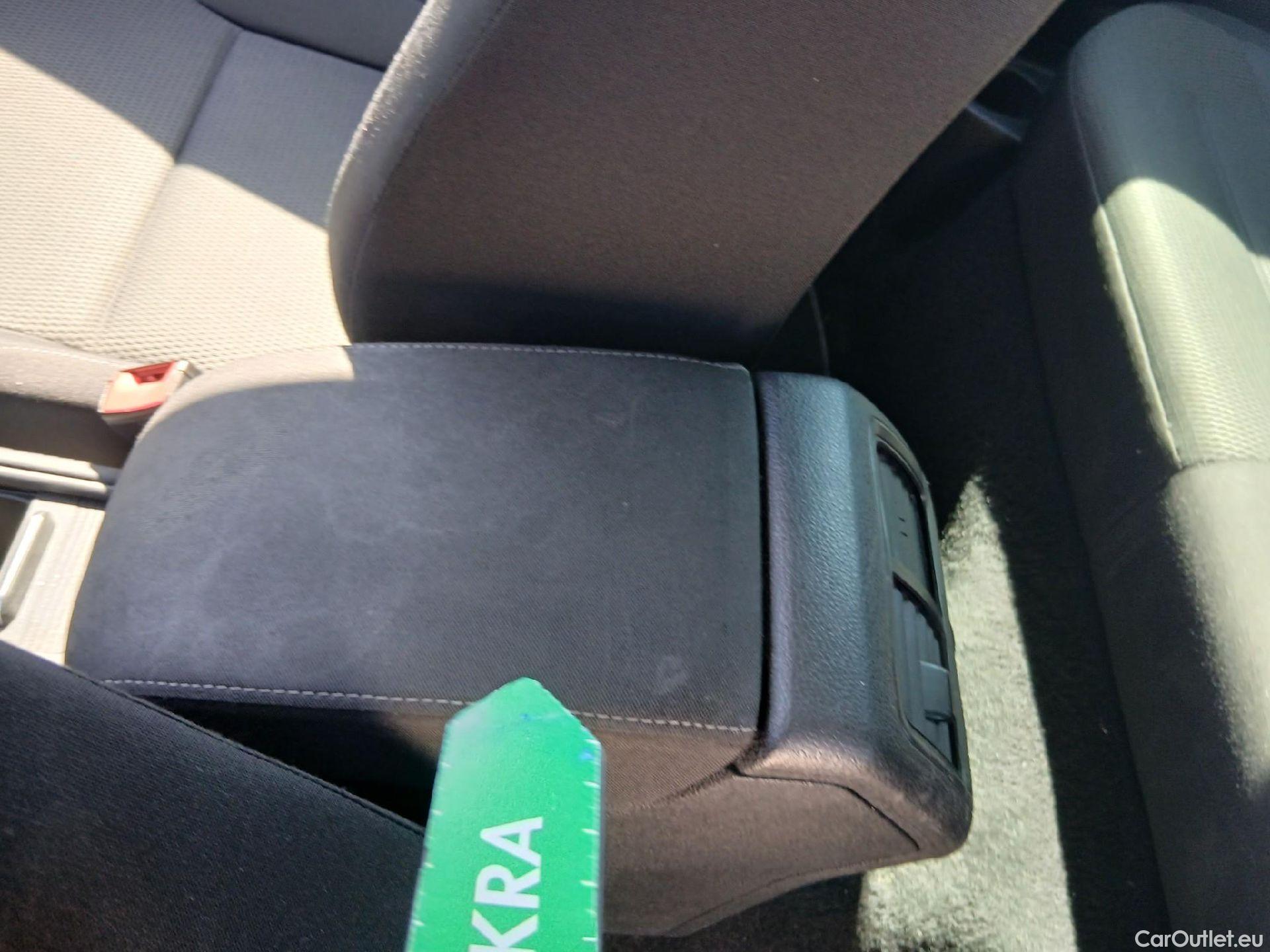  Volkswagen  Golf  VOLKSWAGEN / 2016 / 3P / berlina con portón Advance 2.0 TDI 110kW (150CV) DSG #30