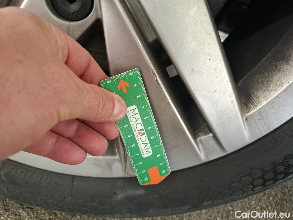  Volkswagen  Golf  VOLKSWAGEN / 2020 / 5P / Berline 2.0 TDI SCR 115 DSG7 Life Busi 1st #8