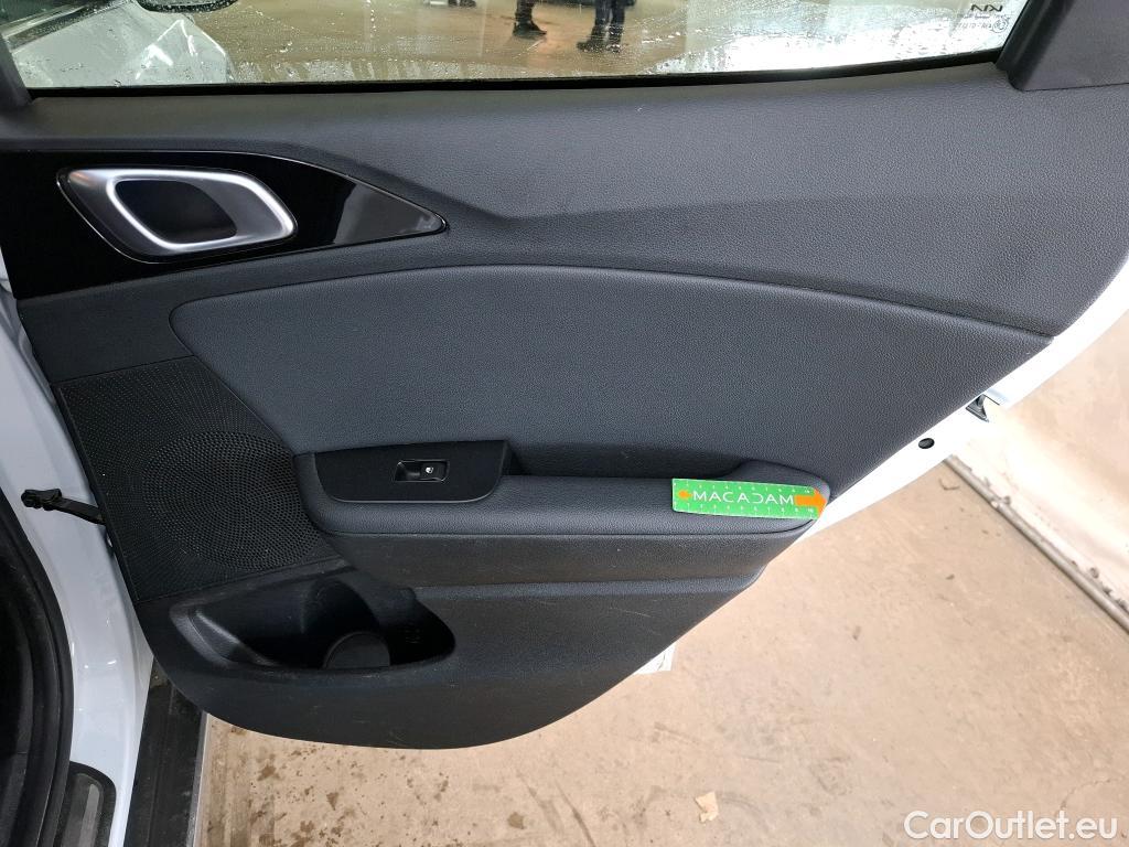  KIA  XCeed KIA  / 2022 / 5P / Crossover 1.6 GDI PHEV LOUNGE DCT6 #19