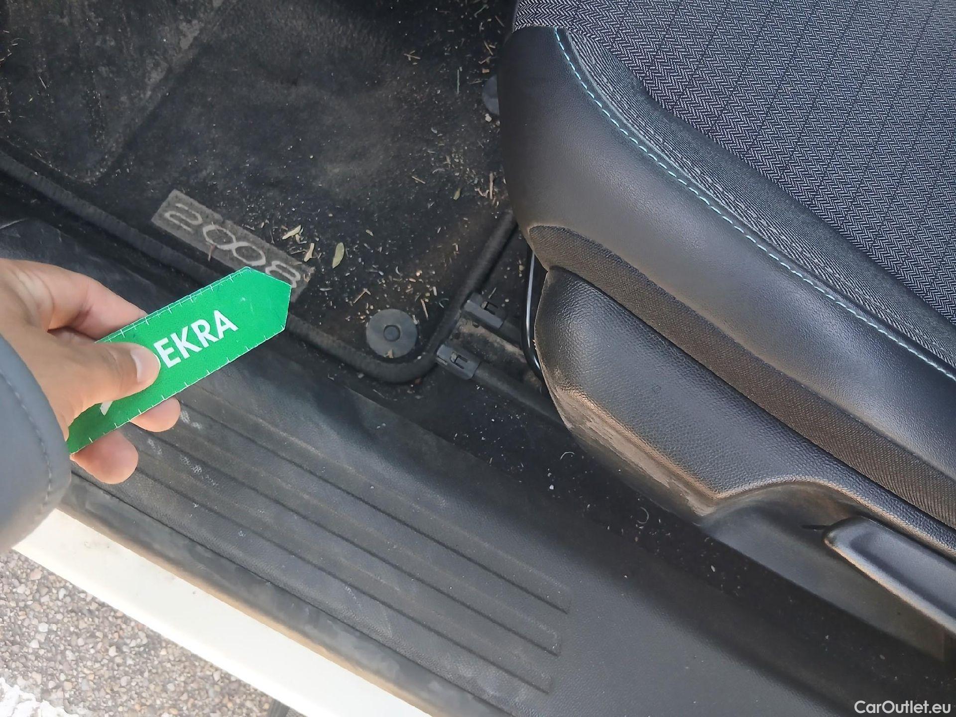  Peugeot  2008 PEUGEOT  / 2019 / 5P / todoterreno Allure BlueHDI 81kW (110CV) #4