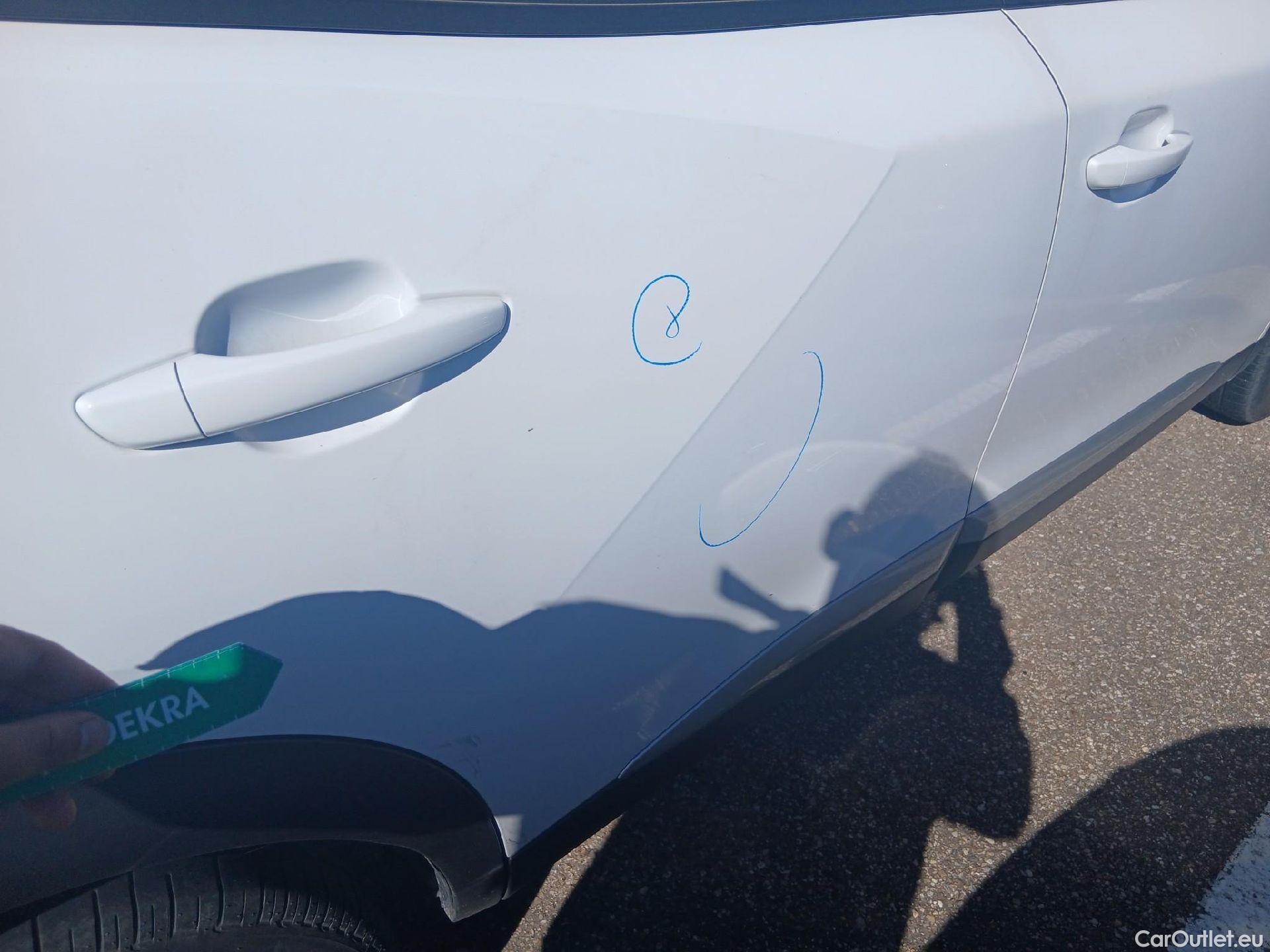  Peugeot  2008 PEUGEOT  / 2019 / 5P / todoterreno Allure BlueHDI 81kW (110CV) #31