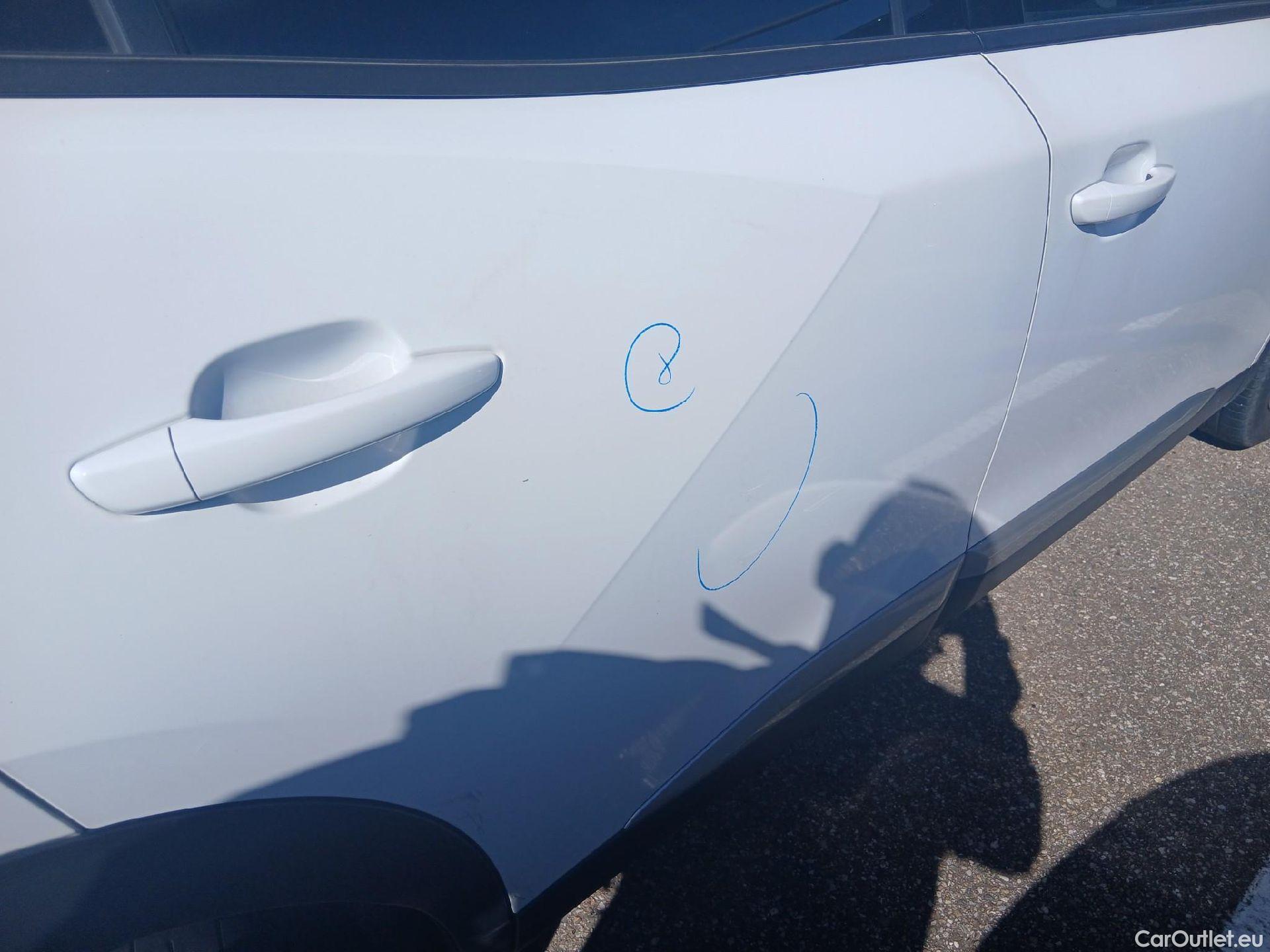  Peugeot  2008 PEUGEOT  / 2019 / 5P / todoterreno Allure BlueHDI 81kW (110CV) #32