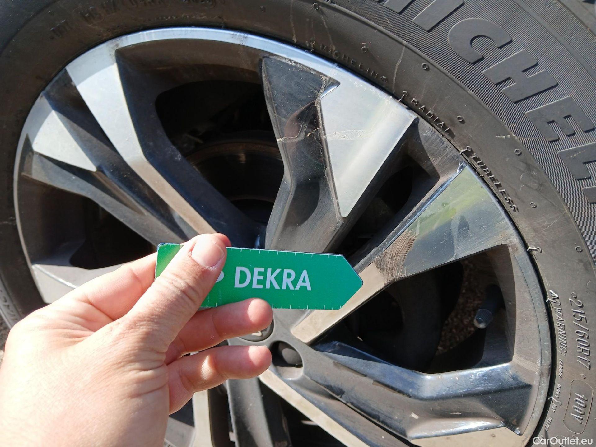  Peugeot  2008 PEUGEOT  / 2019 / 5P / todoterreno Allure BlueHDI 81kW (110CV) #34