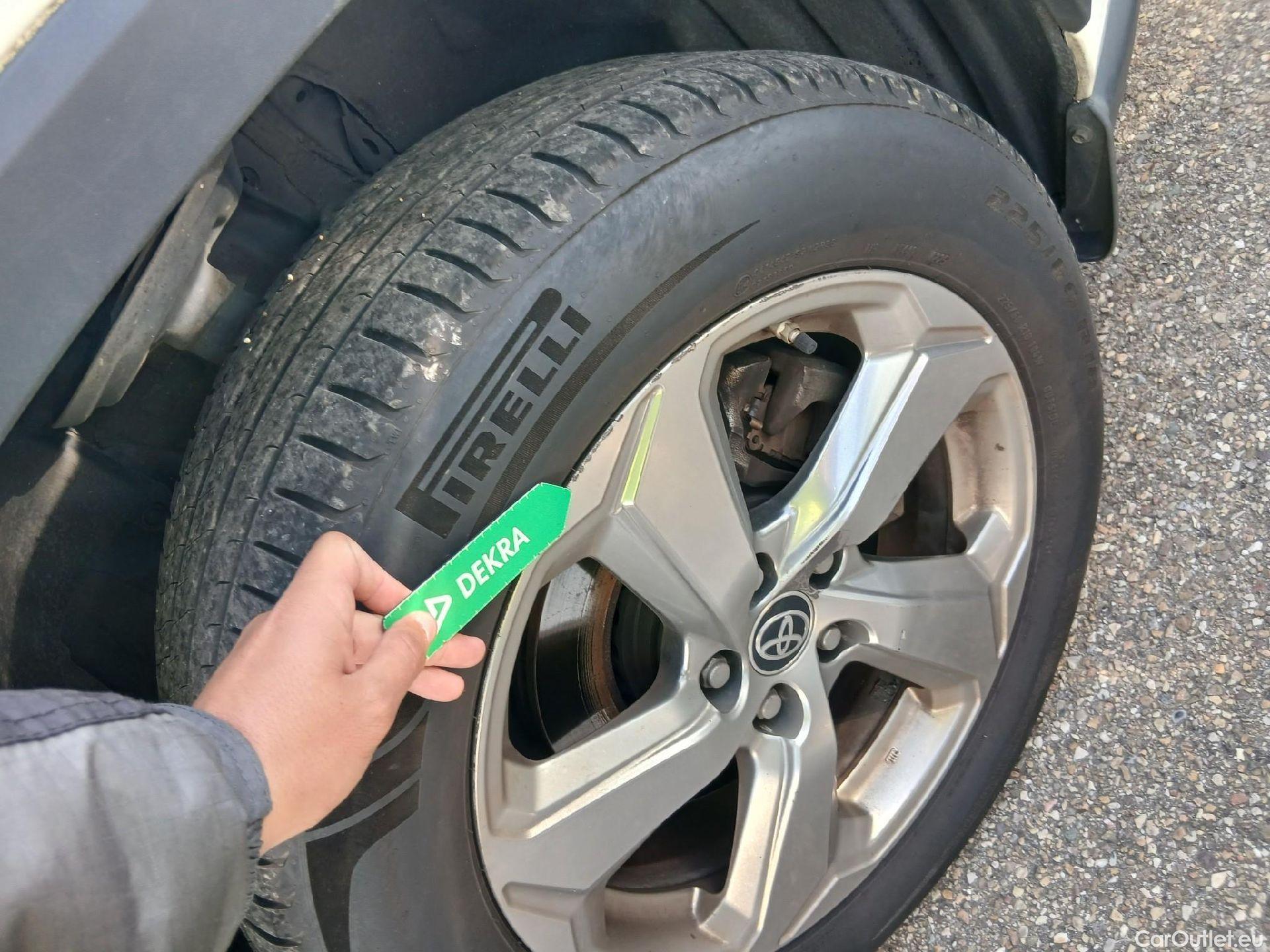  Toyota  RAV4 TOYOTA  / 2018 / 5P / todoterreno 2.5l 220H Advance #16