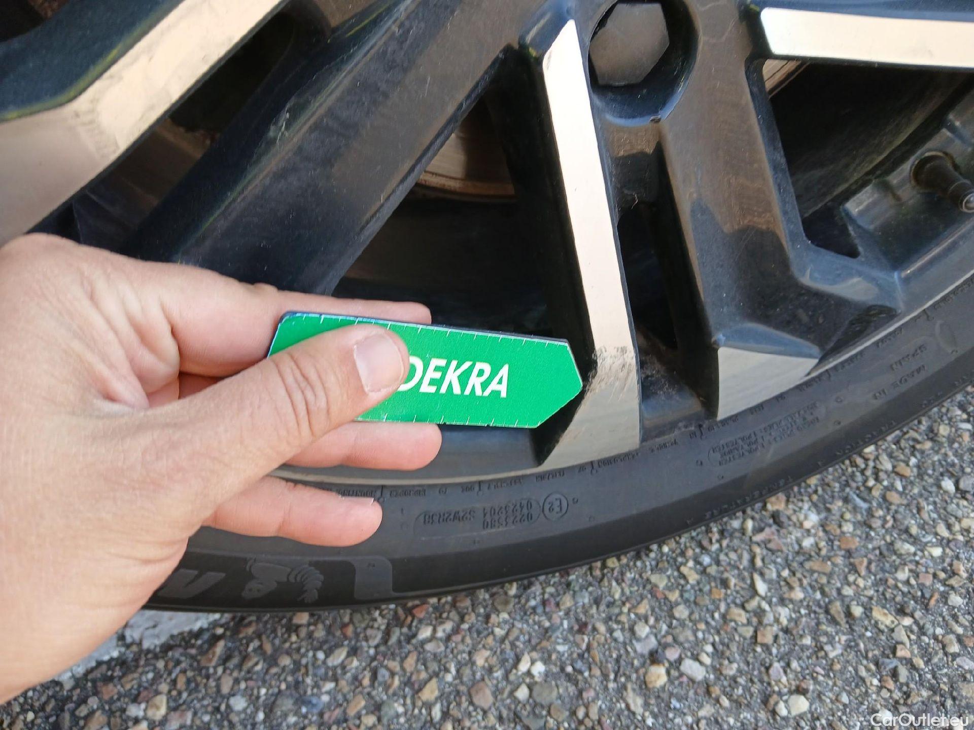  Peugeot  2008 PEUGEOT  / 2019 / 5P / todoterreno Allure BlueHDI 81kW (110CV) #9