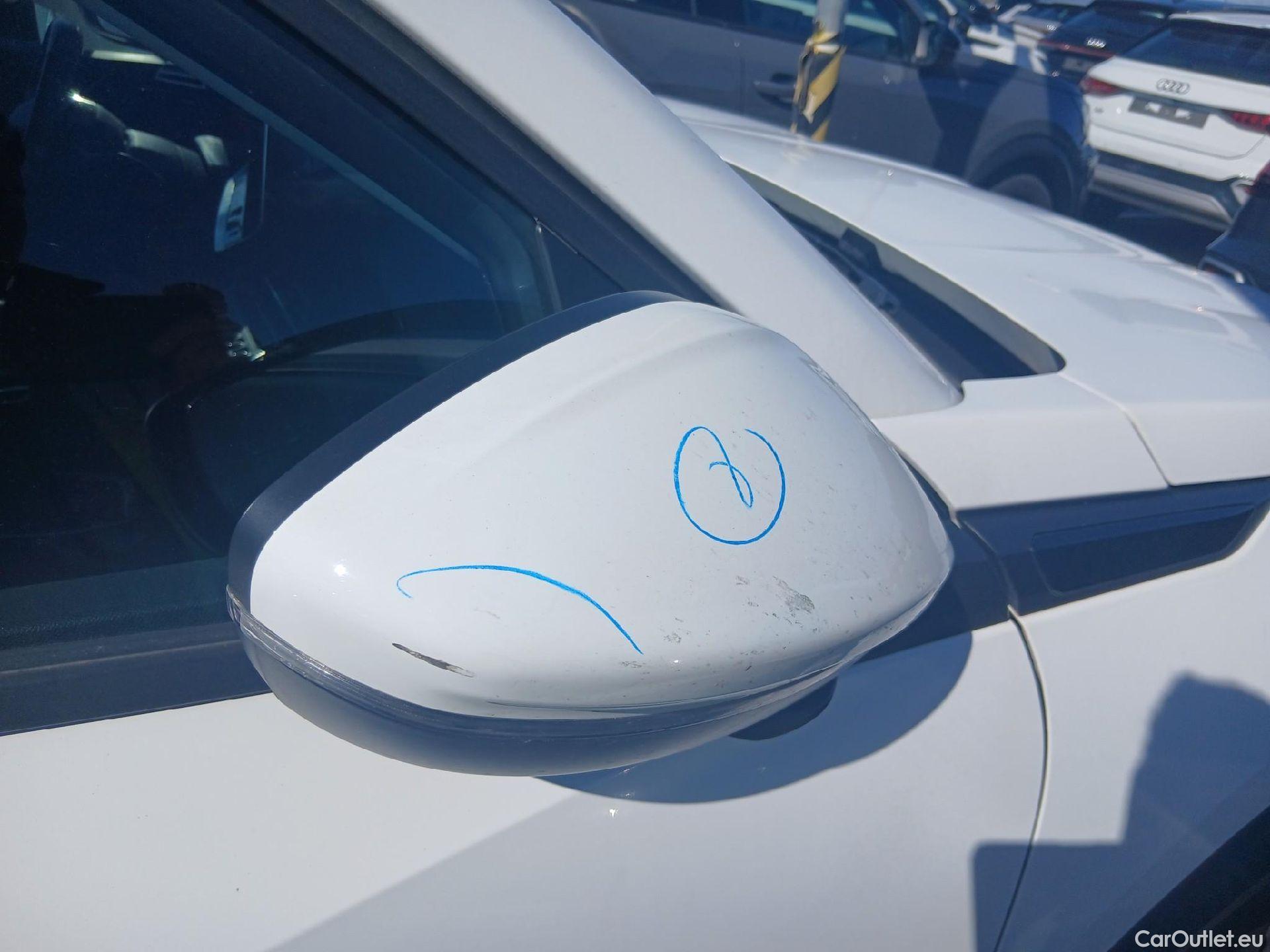  Peugeot  2008 PEUGEOT  / 2019 / 5P / todoterreno Allure BlueHDI 81kW (110CV) #38