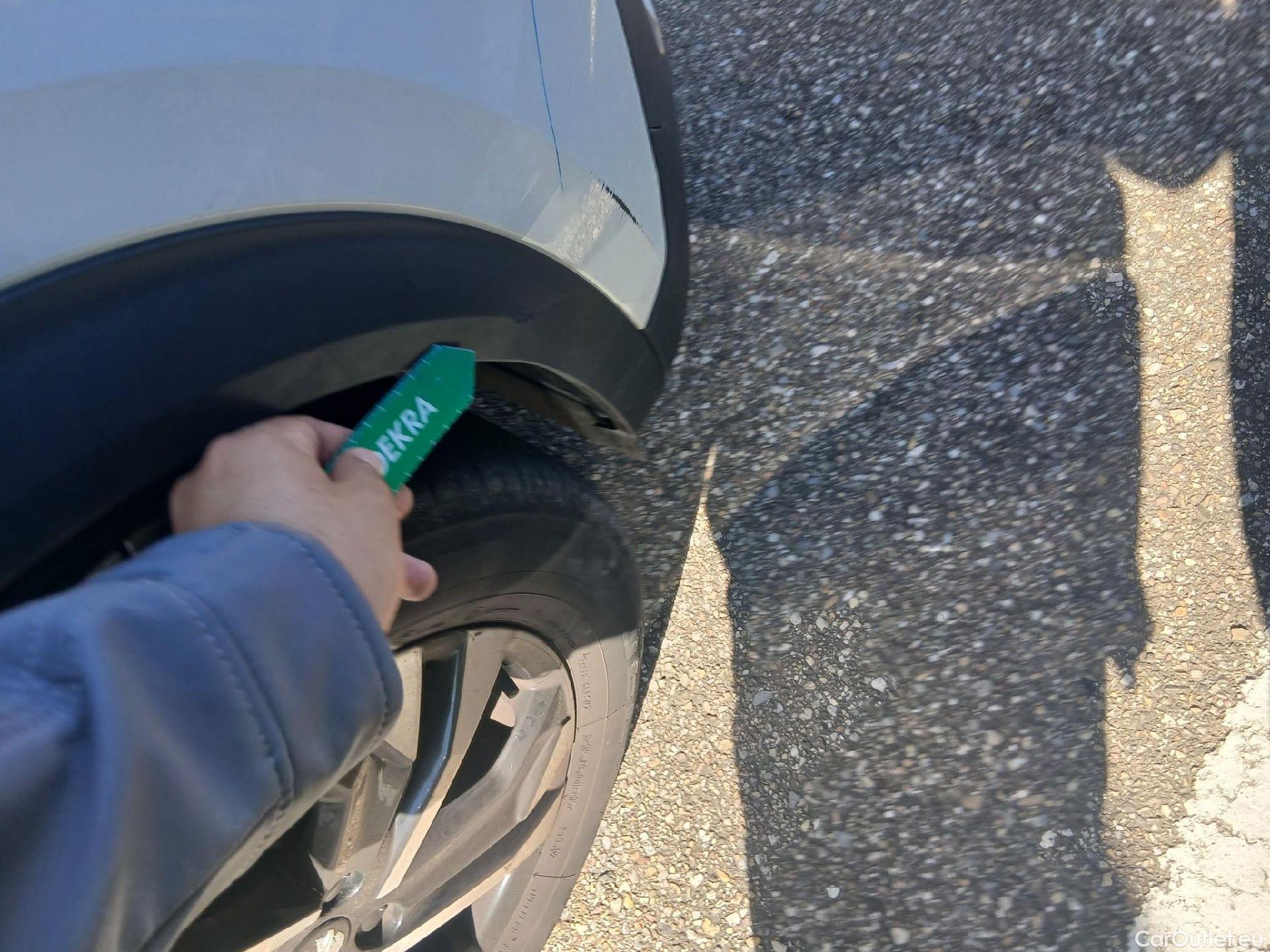  Peugeot  2008 PEUGEOT  / 2019 / 5P / todoterreno Allure BlueHDI 81kW (110CV) #41