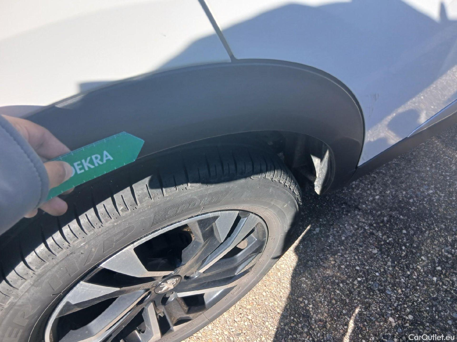  Peugeot  2008 PEUGEOT  / 2019 / 5P / todoterreno Allure BlueHDI 81kW (110CV) #33