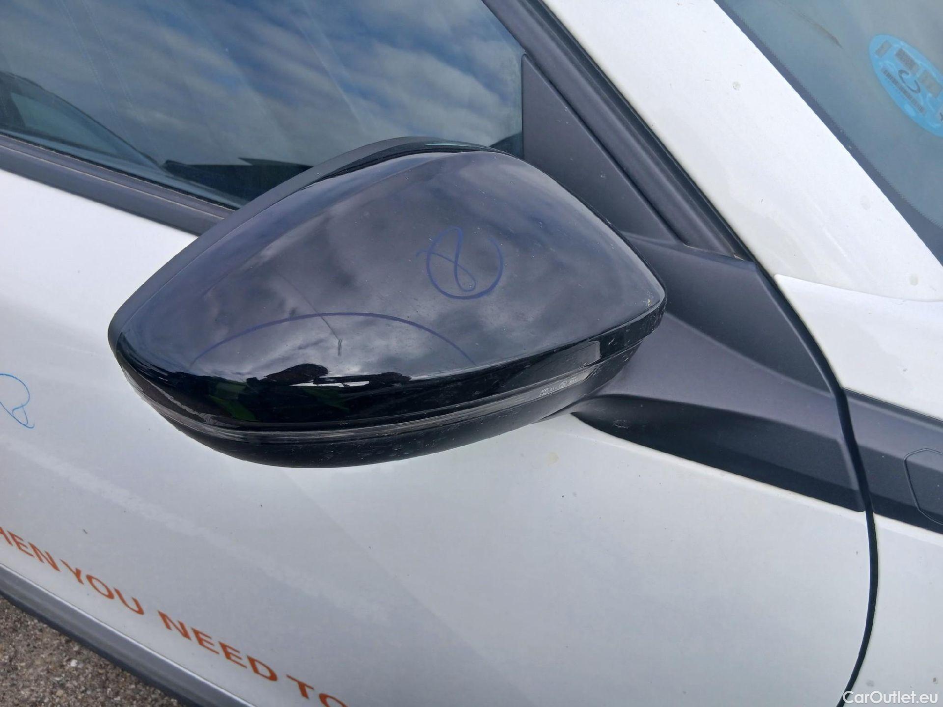  Peugeot  2008 PEUGEOT  / 2019 / 5P / todoterreno Allure BlueHDI 81kW (110CV) #42