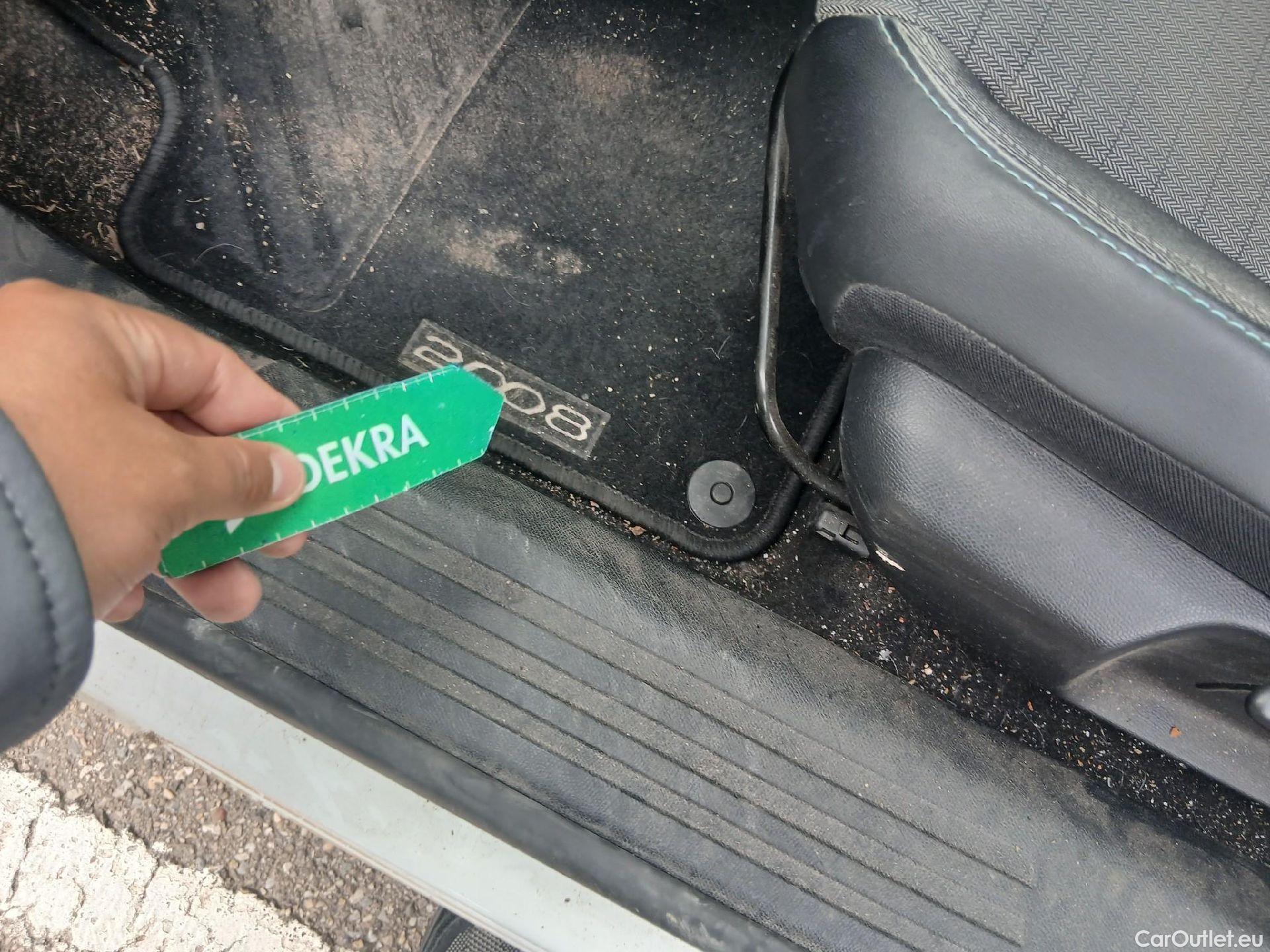  Peugeot  2008 PEUGEOT  / 2019 / 5P / todoterreno Allure BlueHDI 81kW (110CV) #2