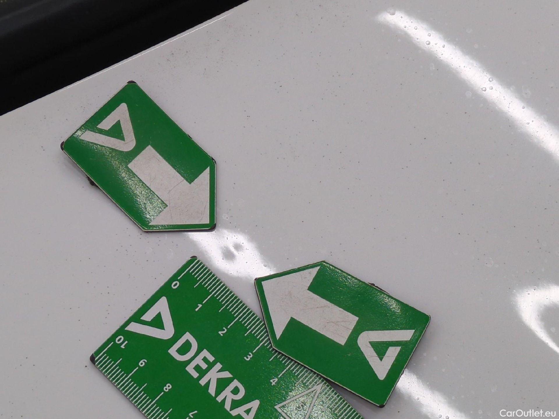  Toyota  Yaris  Hybride Affaires / 2017 / 5P / Berline 1.5 VVT-I HYBRID AUTO France Business #17