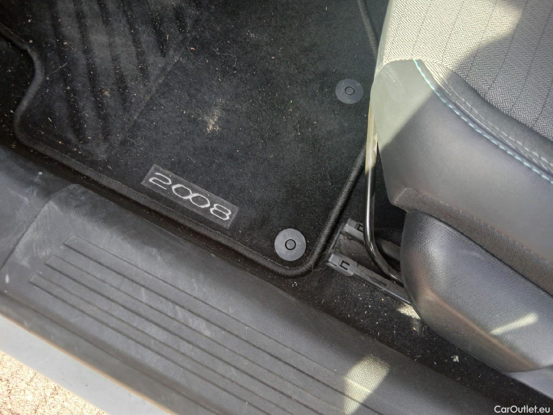  Peugeot  2008 PEUGEOT  / 2019 / 5P / todoterreno Allure BlueHDI 81kW (110CV) #5