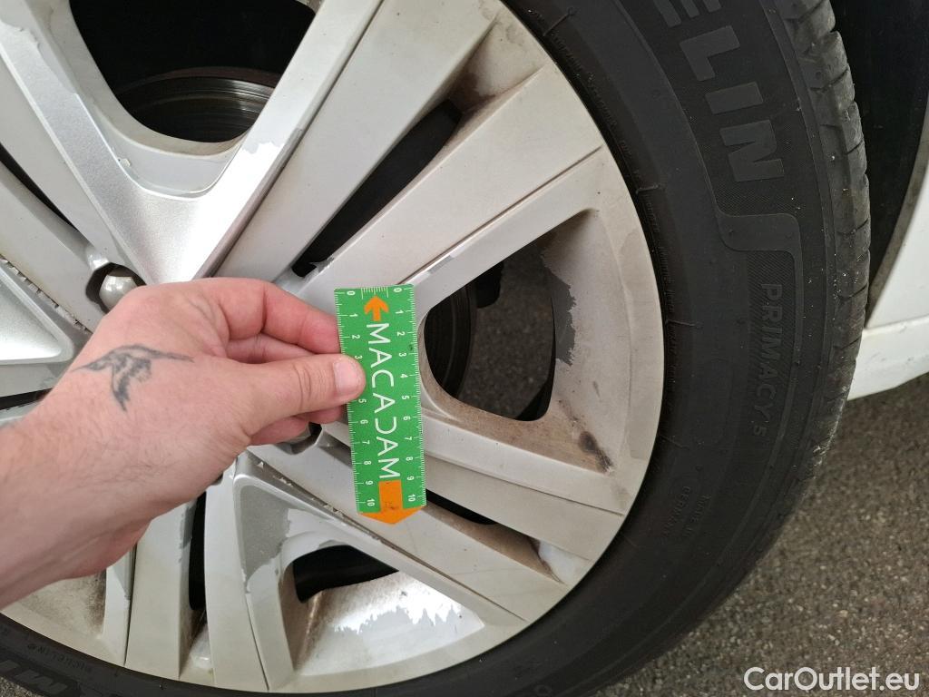  Peugeot  208 PEUGEOT  / 2015 / 5P / Berline &BLUEHDI 100 €6.c S&S ALLURE BUSINESS #62