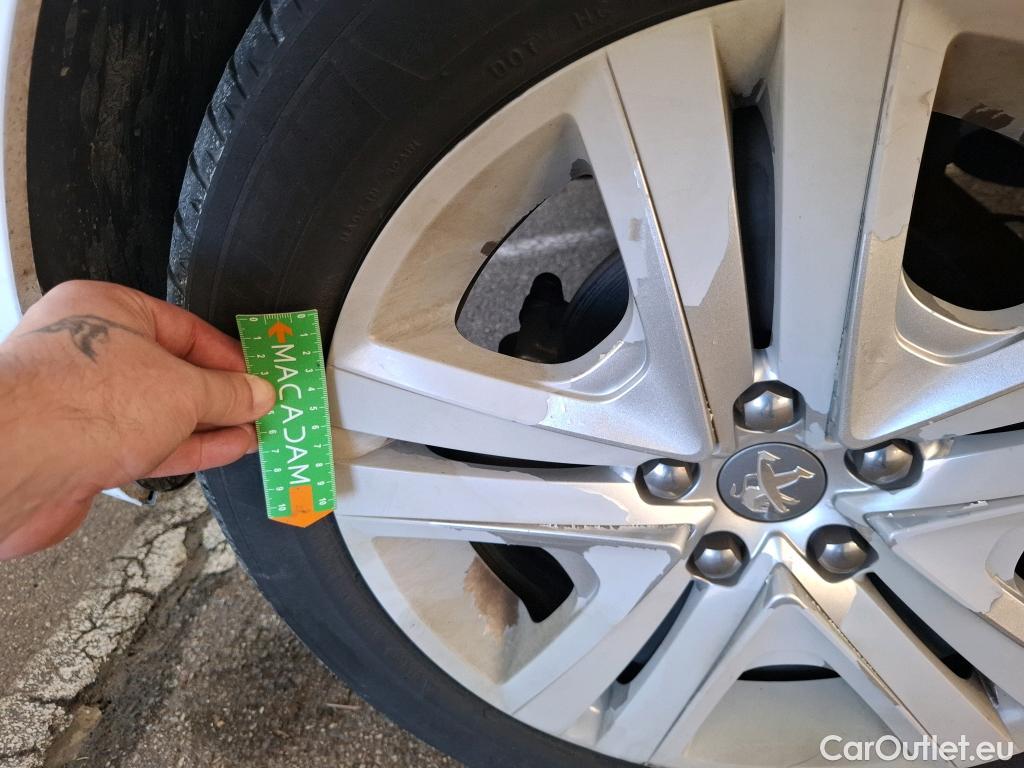  Peugeot  208 PEUGEOT  / 2015 / 5P / Berline &BLUEHDI 100 €6.c S&S ALLURE BUSINESS #69