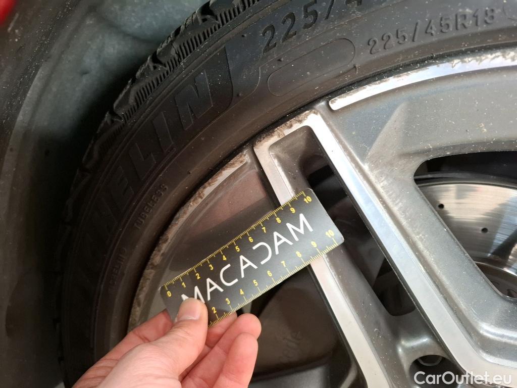  Mercedes  C-Klasse MERCEDES-BENZ Classe C Berline / 2018 / 4P / Berline C 200 d AMG Line #23