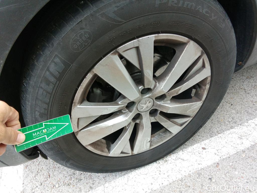  Peugeot  3008 PEUGEOT  / 2020 / 5P / todoterreno 1.2 PureTech 96KW S&S Active Pack EAT8 #21