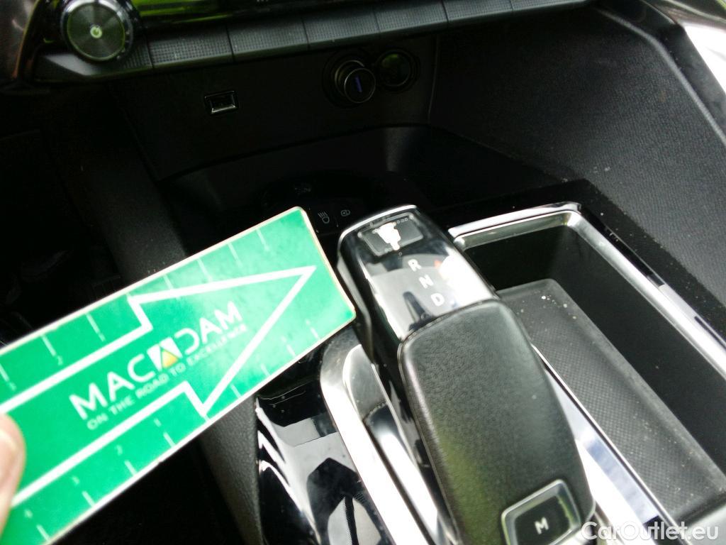  Peugeot  3008 PEUGEOT  / 2020 / 5P / todoterreno 1.2 PureTech 96KW S&S Active Pack EAT8 #31