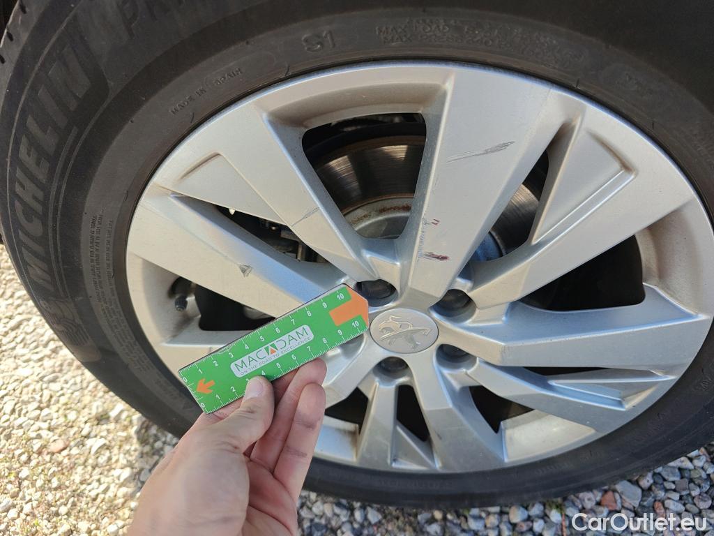  Peugeot  3008 PEUGEOT  / 2020 / 5P / todoterreno 1.2 PureTech 96KW S&S Active Pack EAT8 #18