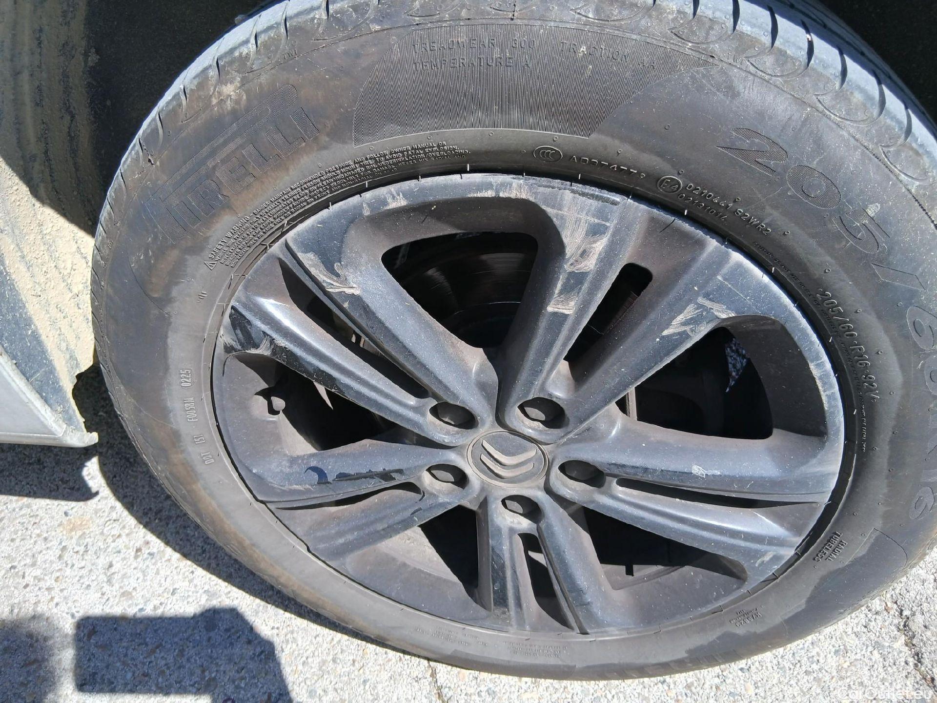  Citroen  Berlingo CITROEN  / 2018 / 5P / monovolumen compacto Talla M BlueHDi 100 SHINE #30