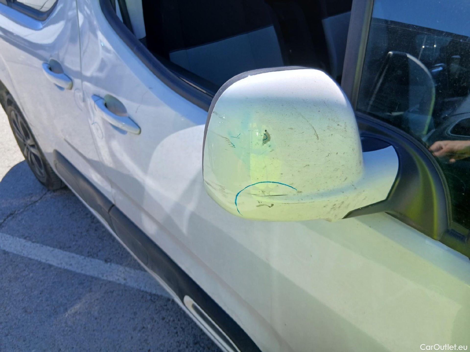  Citroen  Berlingo CITROEN  / 2018 / 5P / monovolumen compacto Talla M BlueHDi 100 SHINE #68