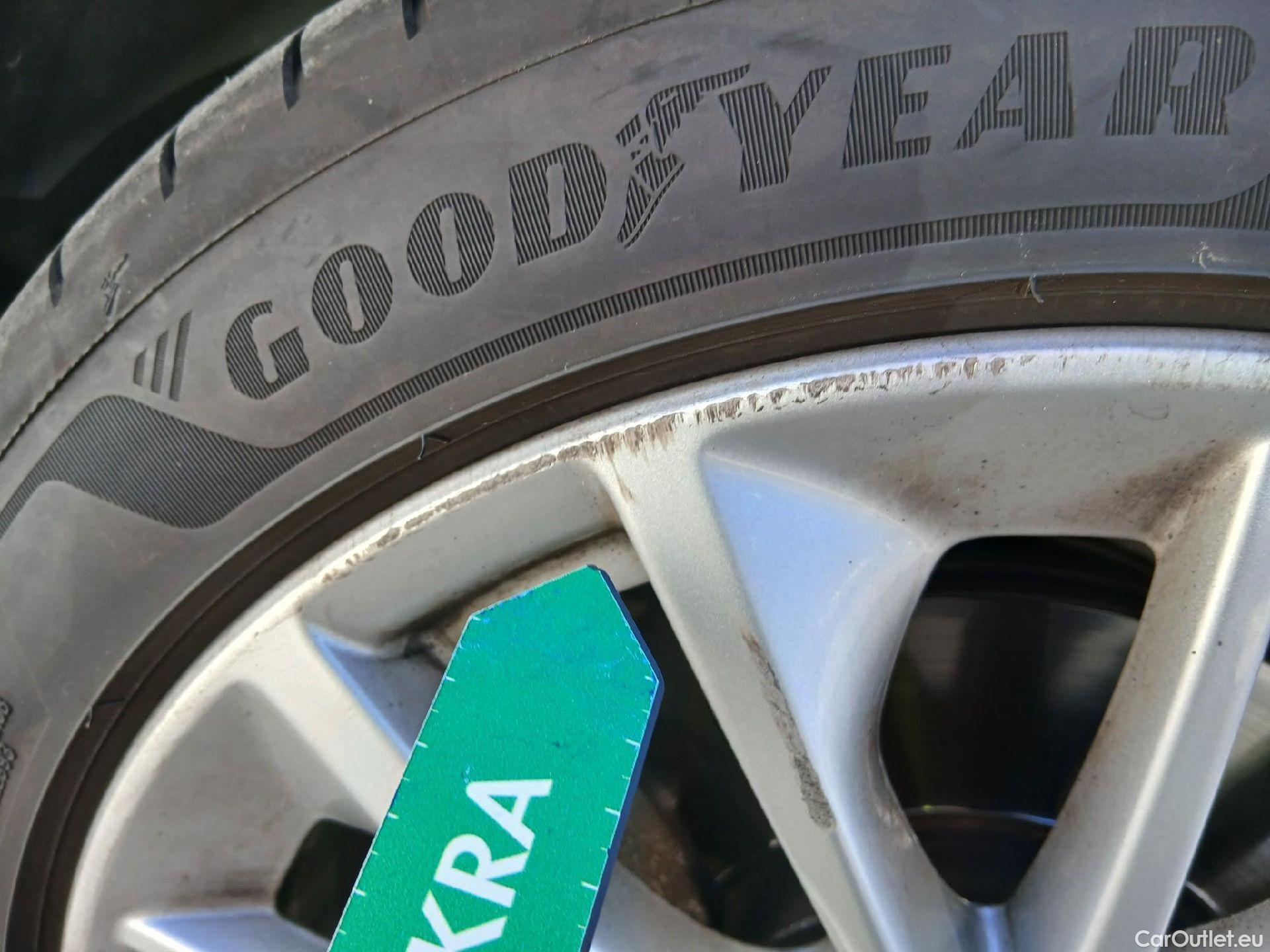  Bmw  Serie 1 BMW  / 2019 / 5P / berlina con portón 118i #8