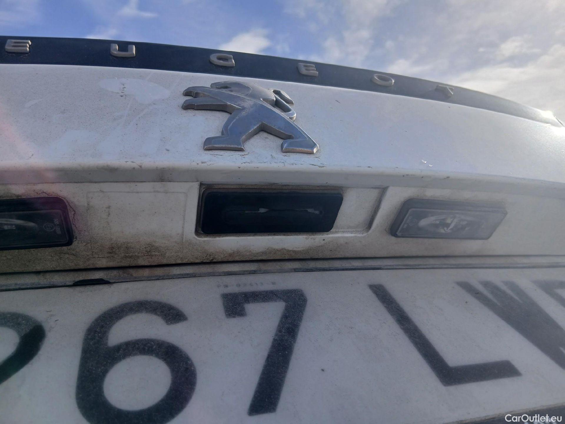  Peugeot  2008 PEUGEOT  / 2019 / 5P / todoterreno Allure BlueHDI 81kW (110CV) #3