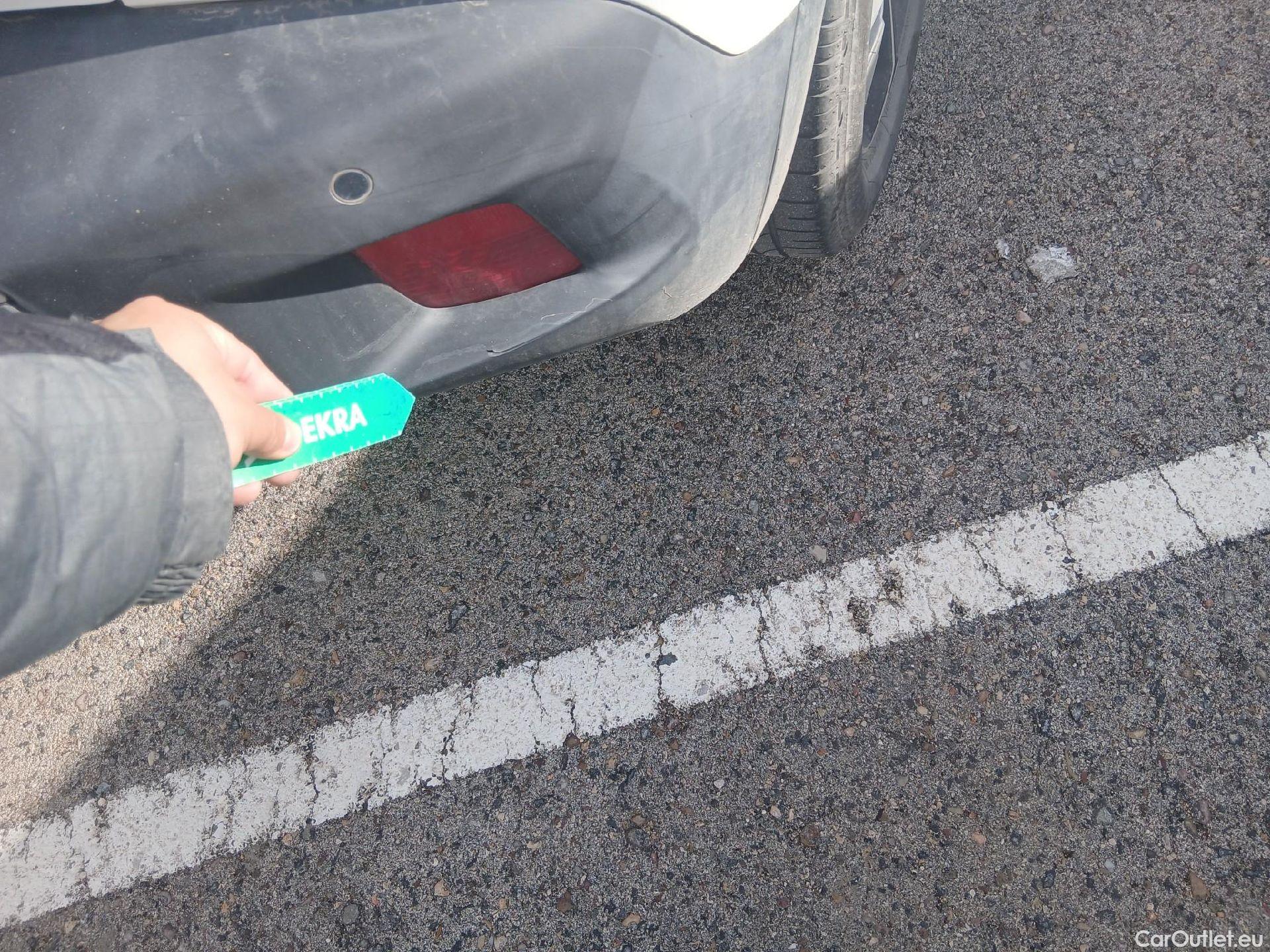  Peugeot  2008 PEUGEOT  / 2019 / 5P / todoterreno Allure BlueHDI 81kW (110CV) #23