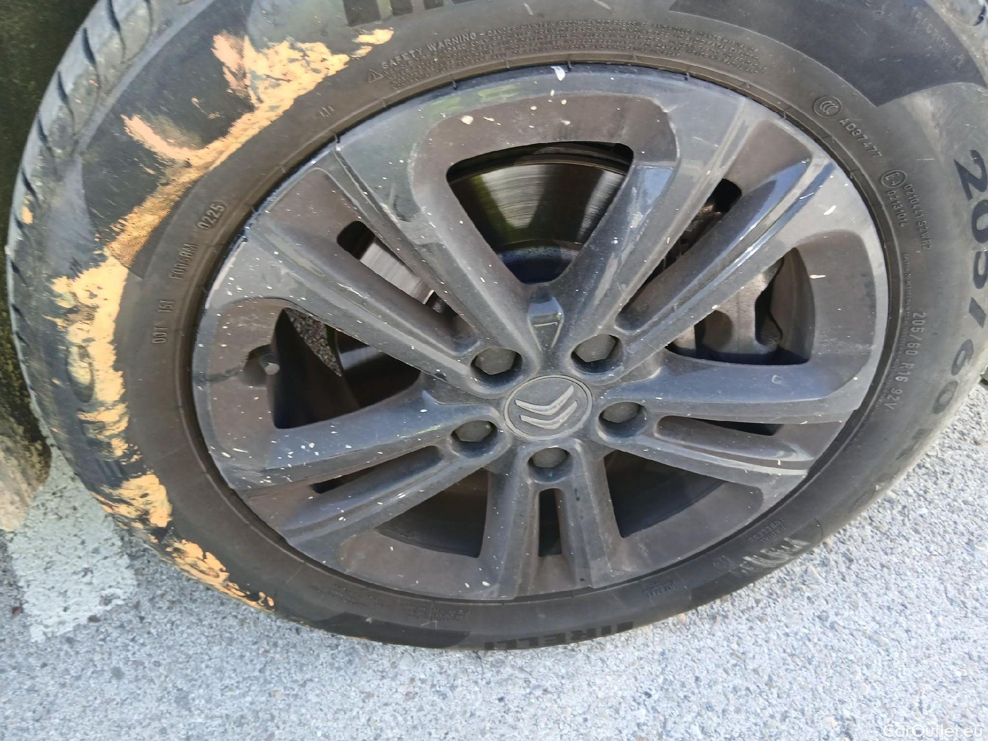  Citroen  Berlingo CITROEN  / 2018 / 5P / monovolumen compacto Talla M BlueHDi 100 SHINE #70