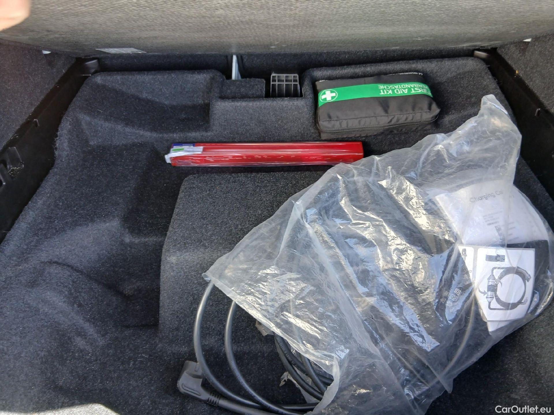  Volvo  XC 40 VOLVO XC40 / 2017 / 5P / todoterreno 1.5 T5 Twin Recharge R-Design Auto #48