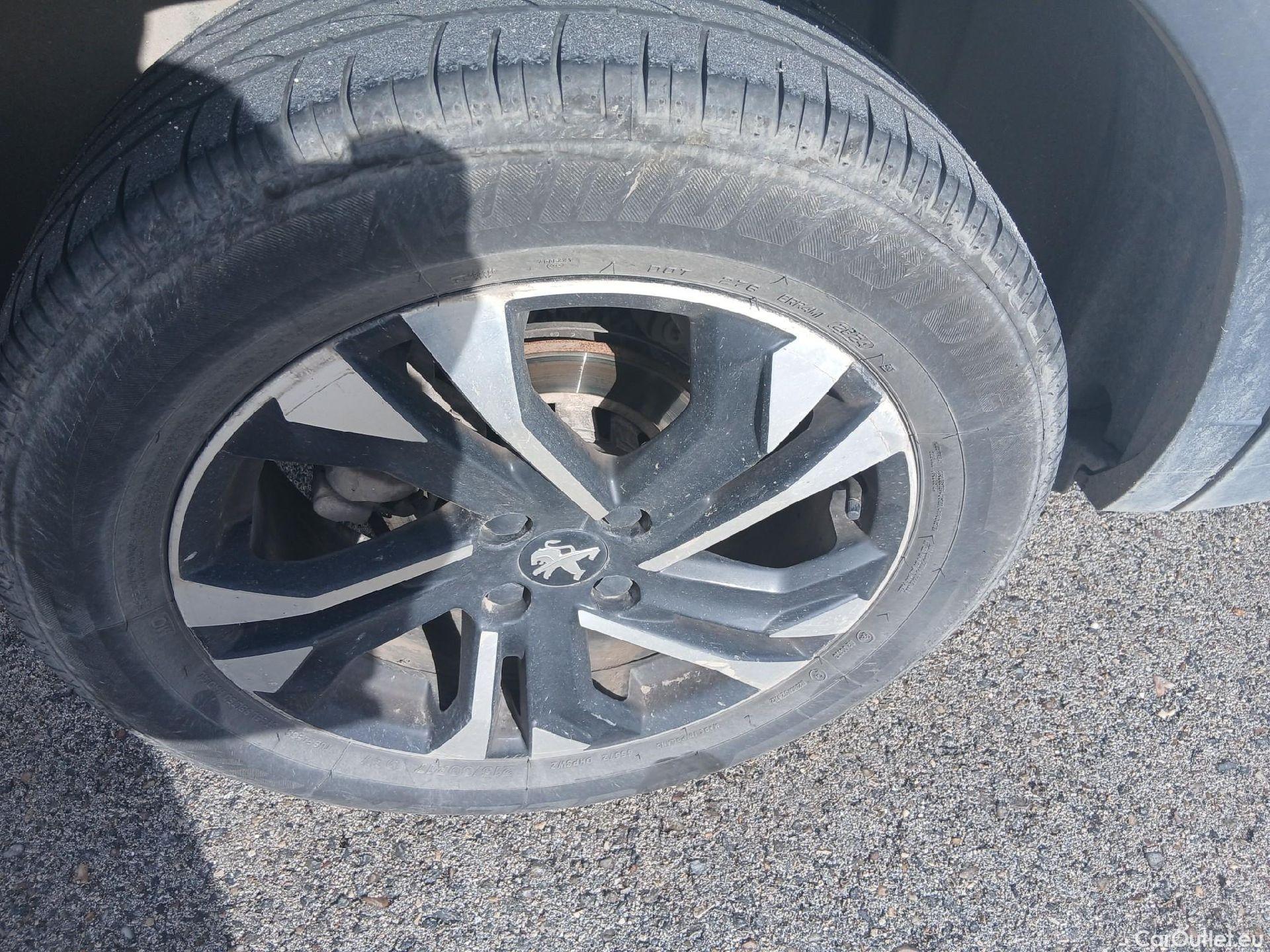  Peugeot  2008 PEUGEOT  / 2019 / 5P / todoterreno Allure BlueHDI 81kW (110CV) #24