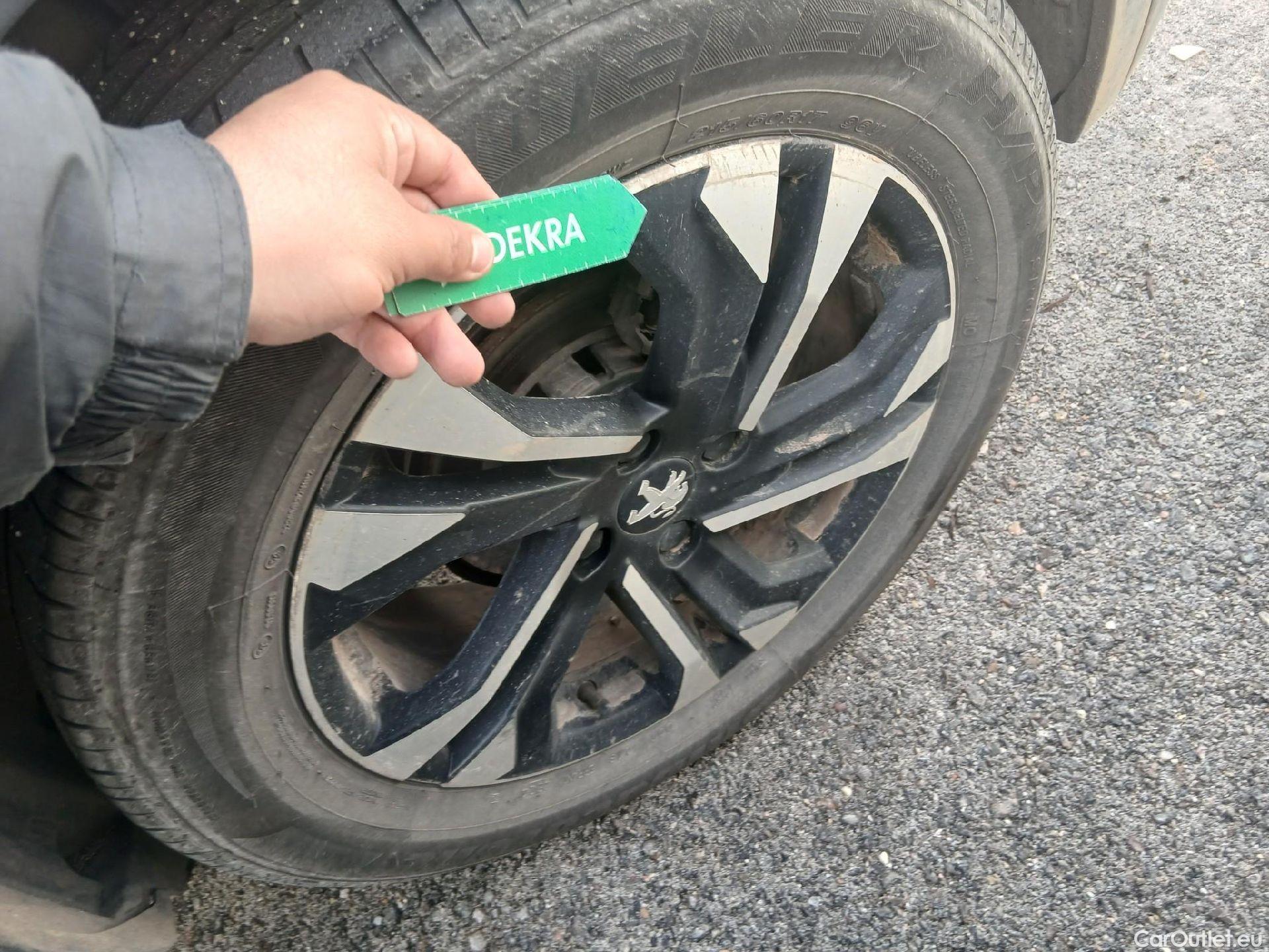  Peugeot  2008 PEUGEOT  / 2019 / 5P / todoterreno Allure BlueHDI 81kW (110CV) #16