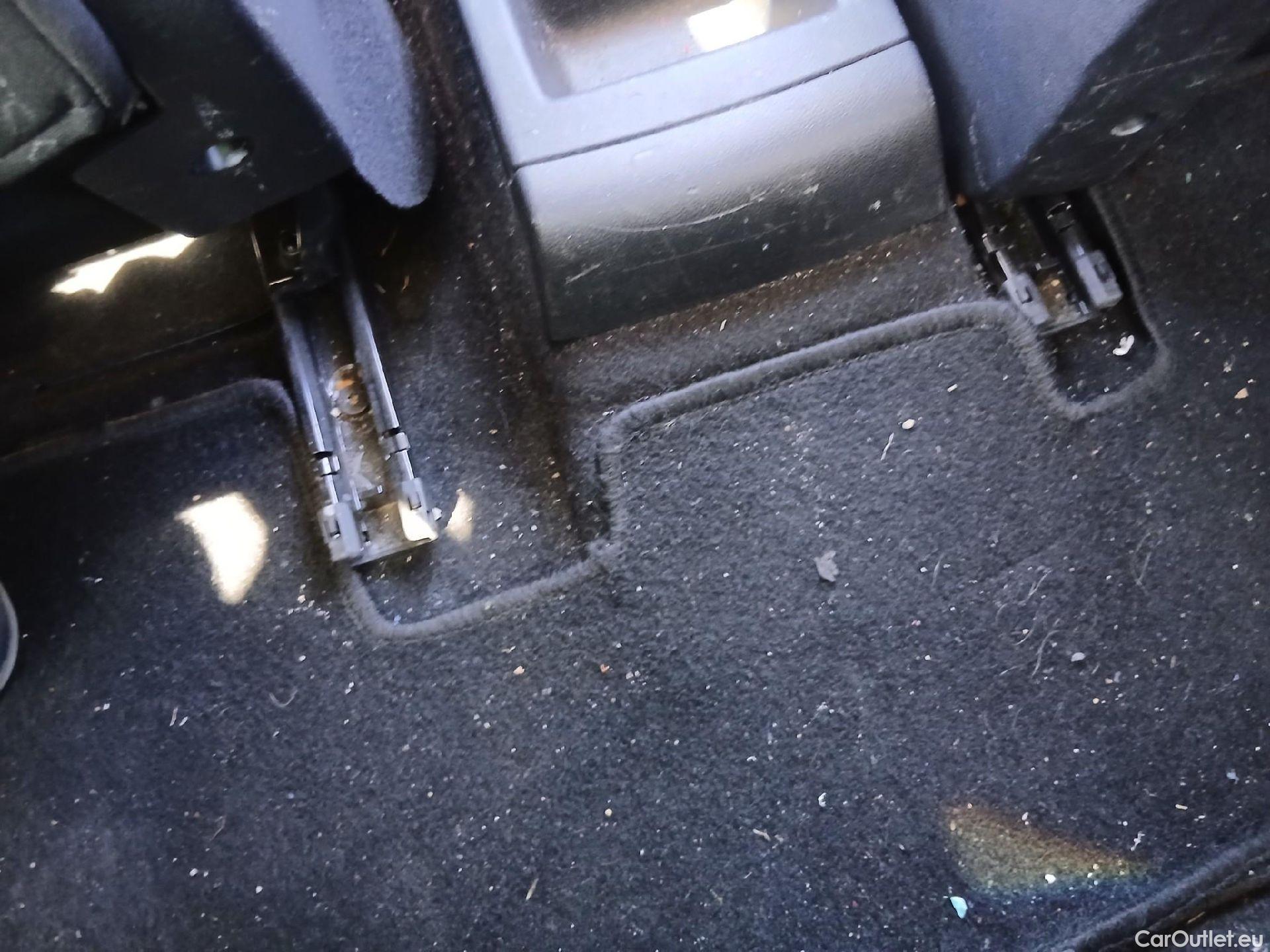  Citroen  Berlingo CITROEN  / 2018 / 5P / monovolumen compacto Talla M BlueHDi 100 SHINE #26