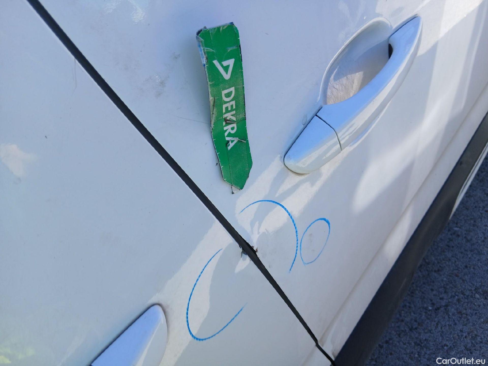  Citroen  Berlingo CITROEN  / 2018 / 5P / monovolumen compacto Talla M BlueHDi 100 SHINE #64