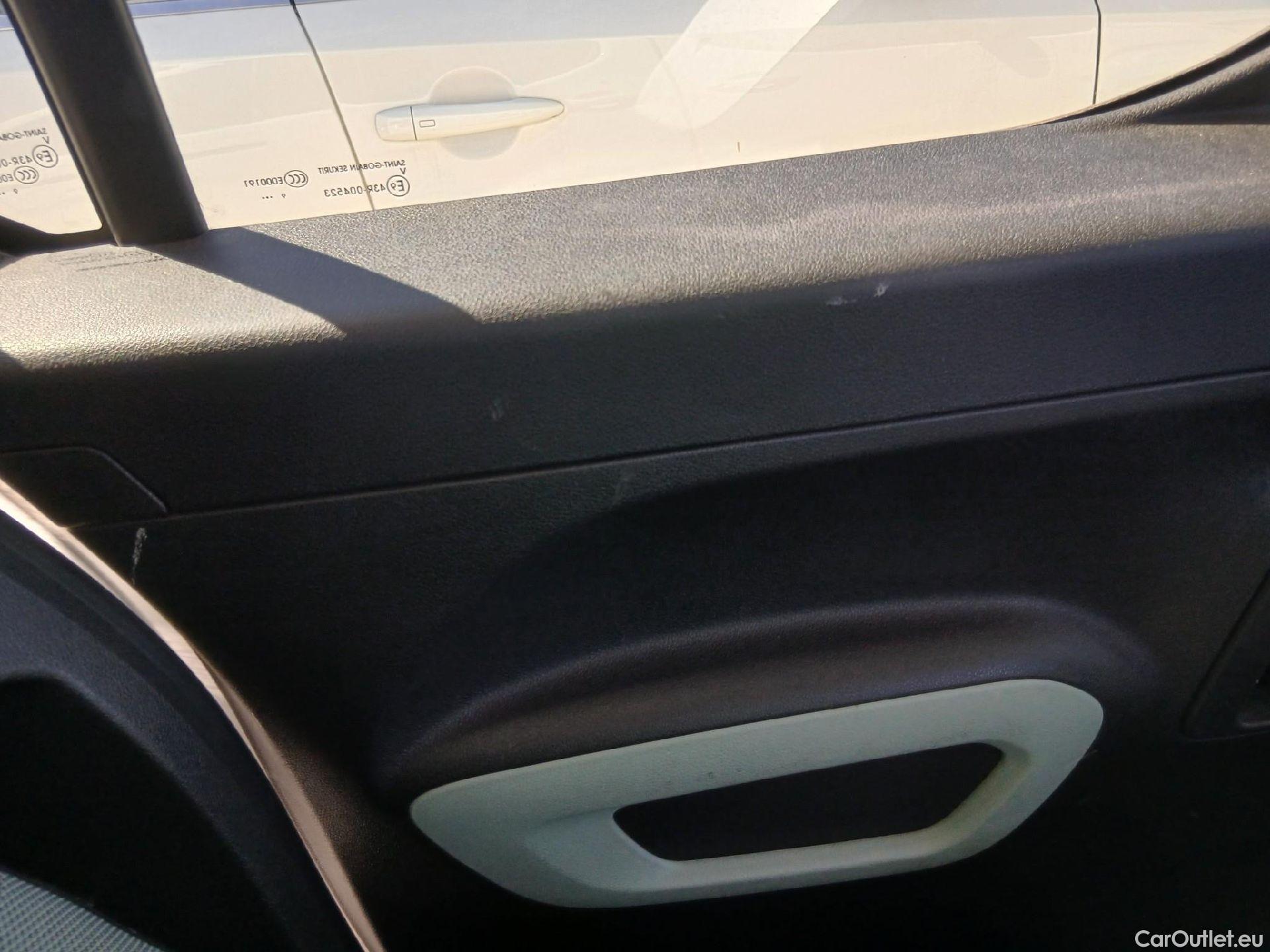  Citroen  Berlingo CITROEN  / 2018 / 5P / monovolumen compacto Talla M BlueHDi 100 SHINE #25