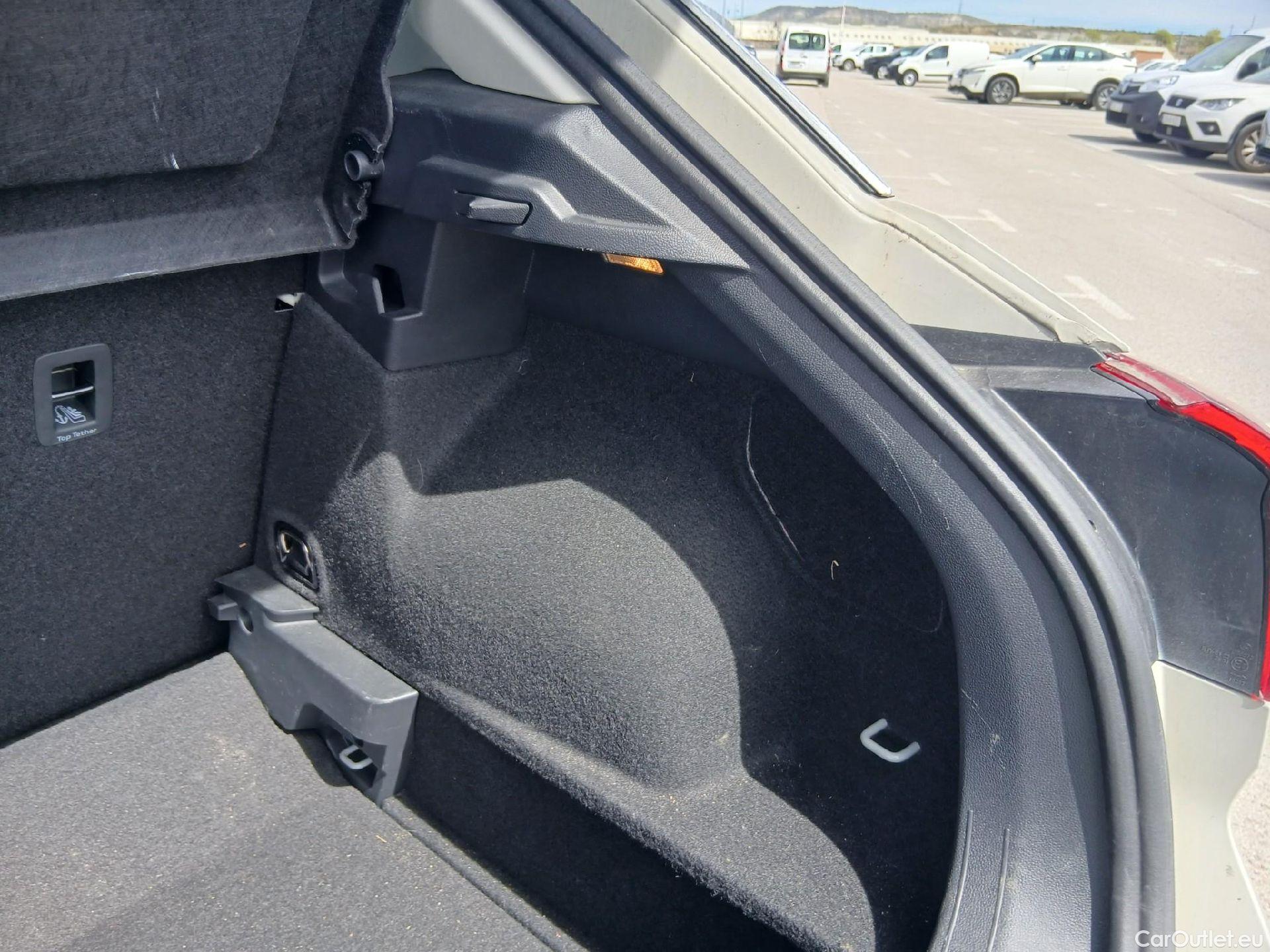  Volkswagen  T-ROC VOLKSWAGEN  / 2021 / 5P / todoterreno Life 1.5 TSI 110kW (150CV) DSG #25