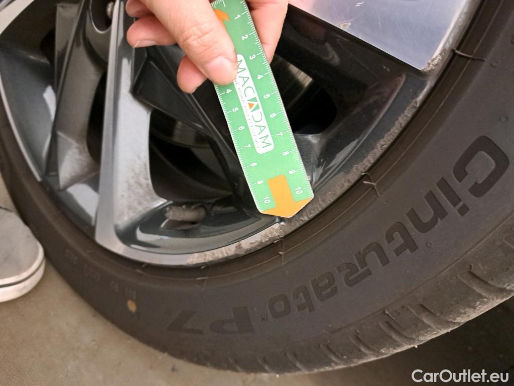  Hyundai  i30 HYUNDAI  / 2020 / 5P / berlina con portón 1.5 DPI Klass SLX #2