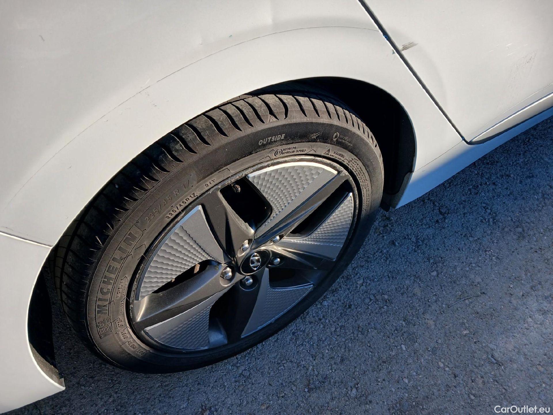  Hyundai   Ioniq HYUNDAI / 2019 / 5P / berlina con portón 1.6 GDI HEV Klass LE DCT #19