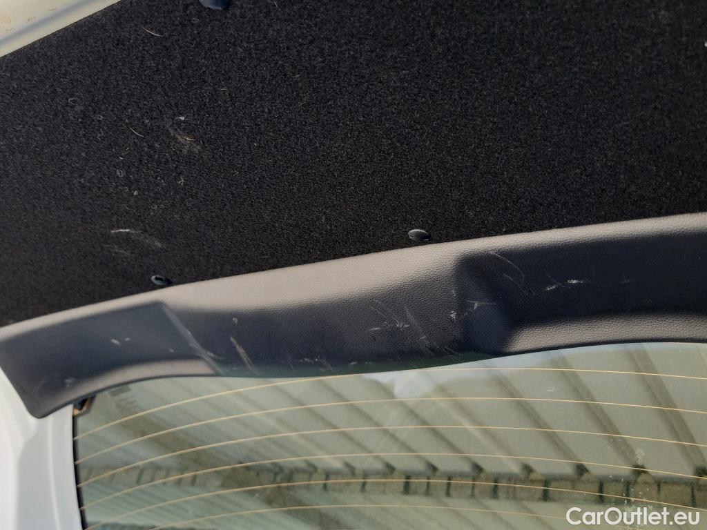  Toyota  Yaris MAZDA Mazda2 / 2019 / 5P / berlina con portón 1.5 85 kW (116 CV) CVT Centre-line #3