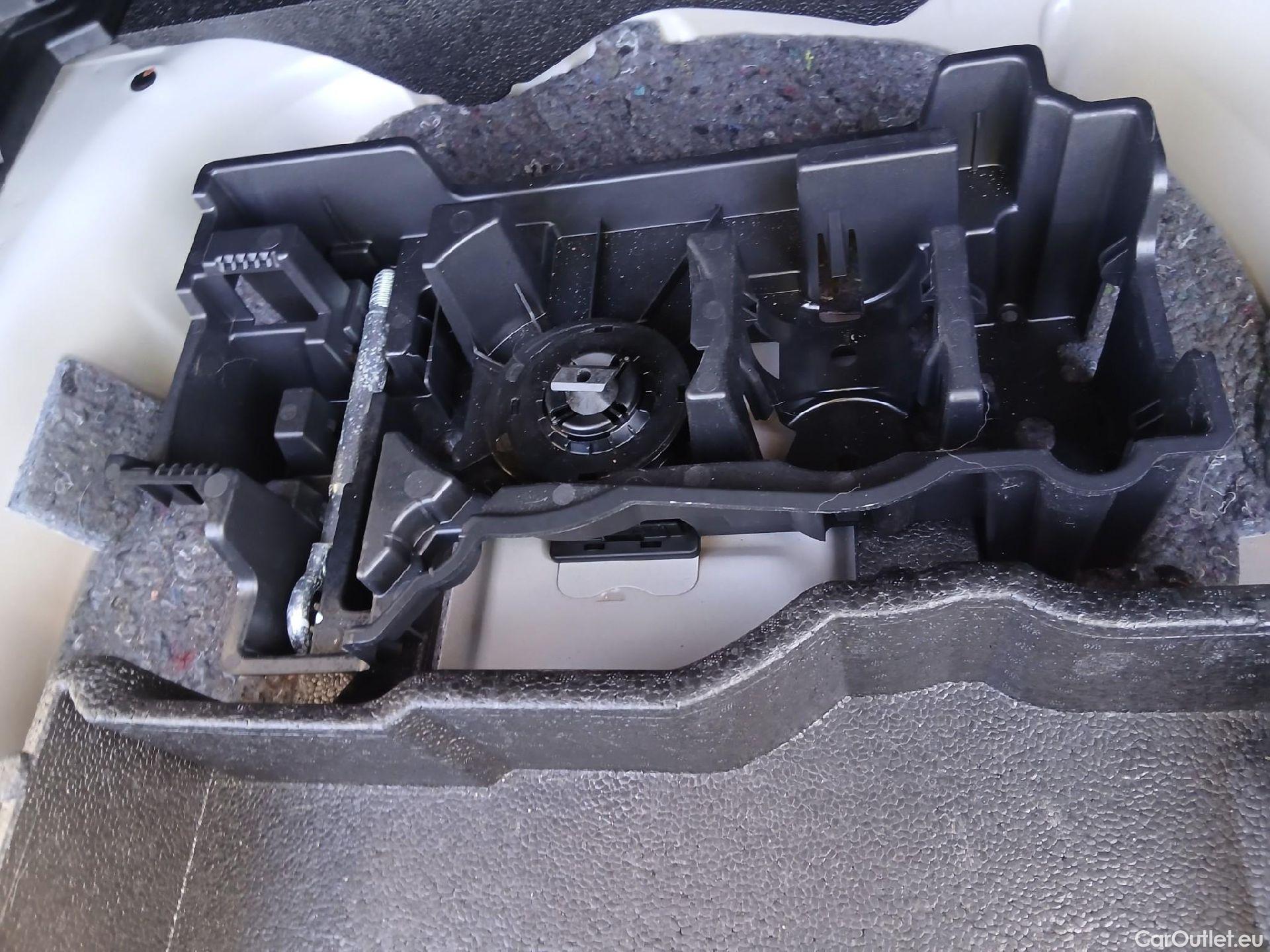  Peugeot  2008  Active Pack 1.2 PureTech 100CV MT6 E6d #1