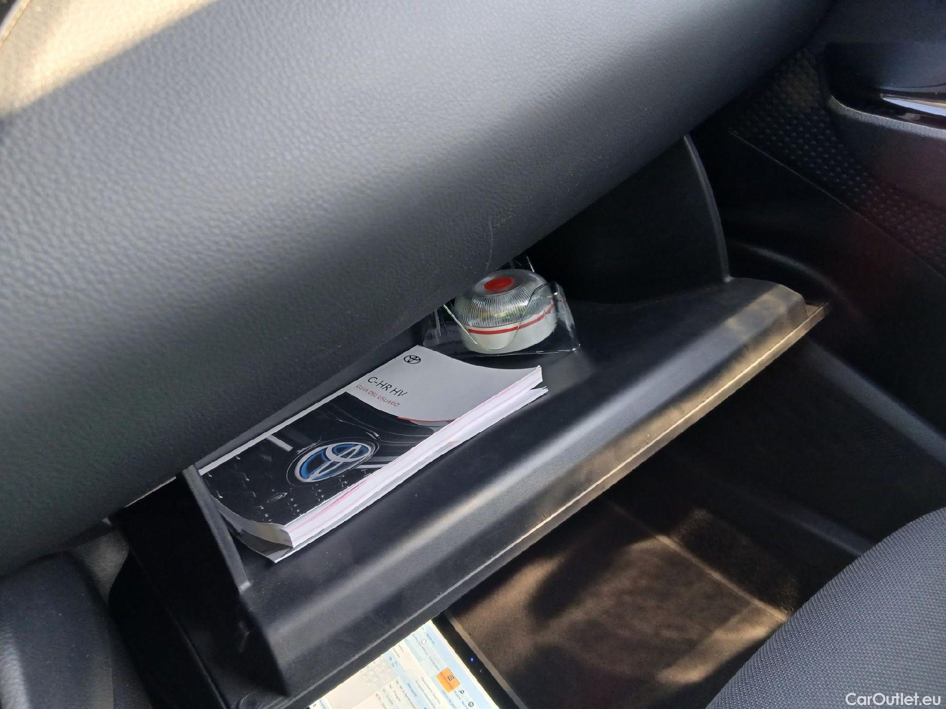  Toyota  C-HR TOYOTA  / 2019 / 5P / todoterreno 1.8 125H Advance #2