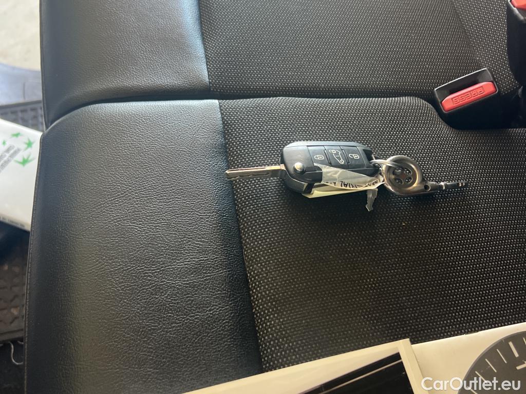  Toyota  Proace TOYOTA  / 2016 / 4P / furgón FU. MEDIO (L1) 2.0D 90kW COMFORT CARGA + #2