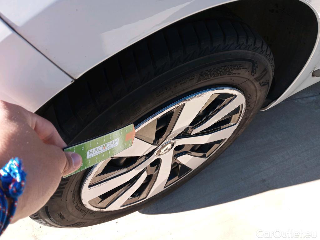  Renault  Clio RENAULT  / 2019 / 5P / berlina con portón Equilibre Blue dCi 74kW (100CV) #23