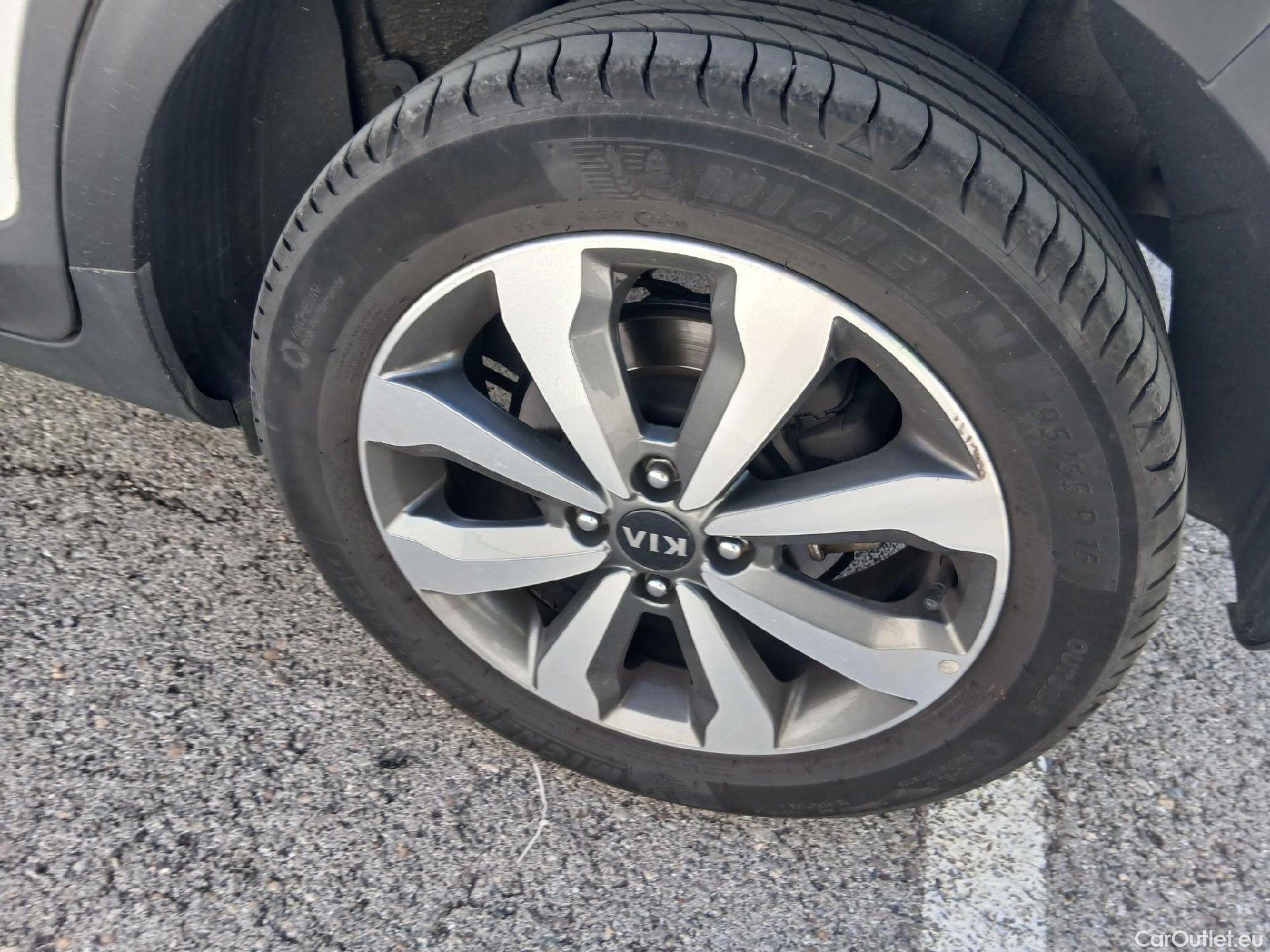  KIA  STONIC KIA  / 2017 / 5P / todoterreno 1.0 T-GDi 74kW (100CV) MHEV iMT Drive #15