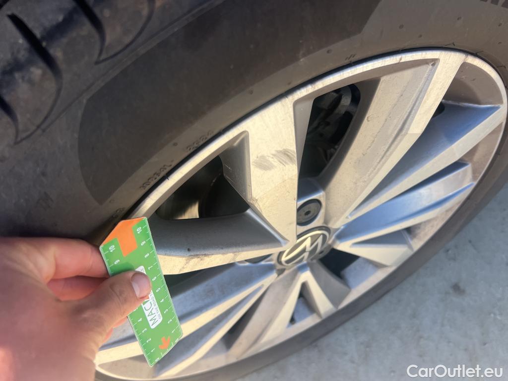  Volkswagen  T-ROC VOLKSWAGEN  / 2017 / 5P / todoterreno Advance R-Line 2.0 TDI 85kW (115CV) #4