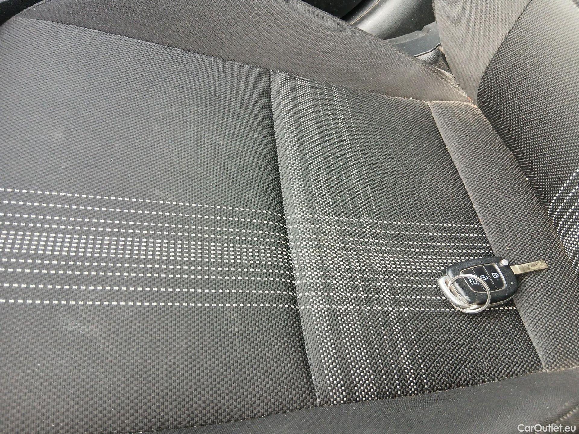  Hyundai  i20 HYUNDAI  / 2020 / 5P / berlina con portón 1.0 TGDI 74kW (100CV) 48V Essence #3