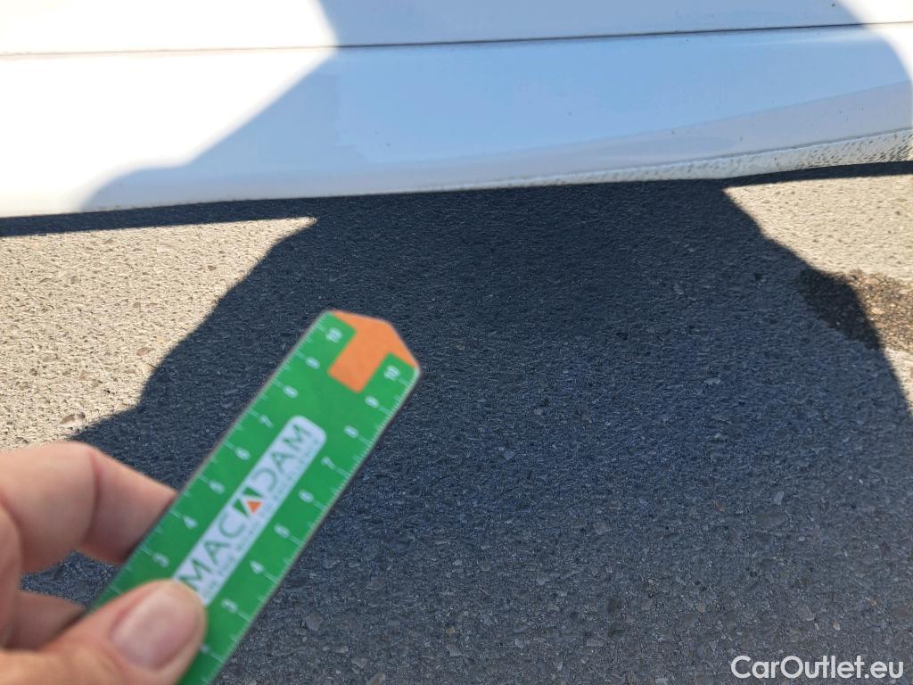  Peugeot  208 PEUGEOT  / 2019 / 5P / berlina con portón BlueHDi 73kW (100CV) Active Pack (AC2) #4