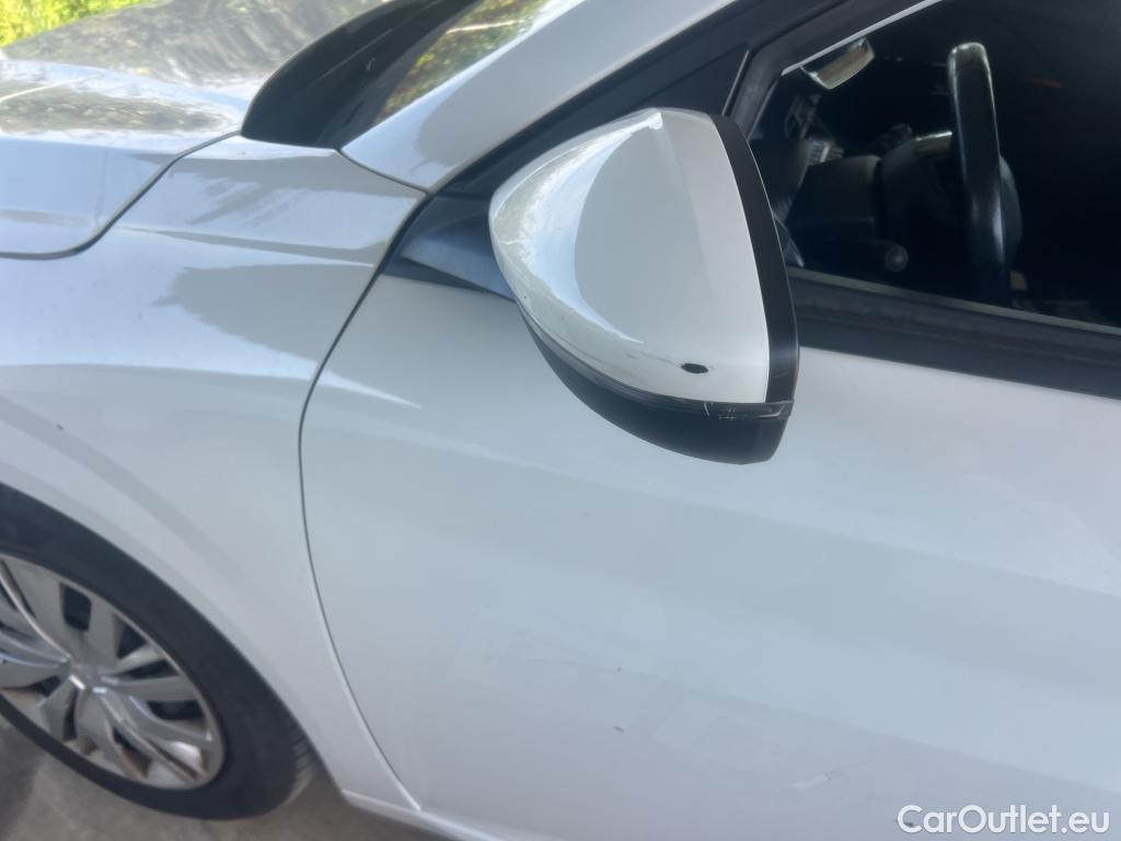  Peugeot  208 PEUGEOT  / 2019 / 5P / berlina con portón BlueHDi 73kW (100CV) Active #37